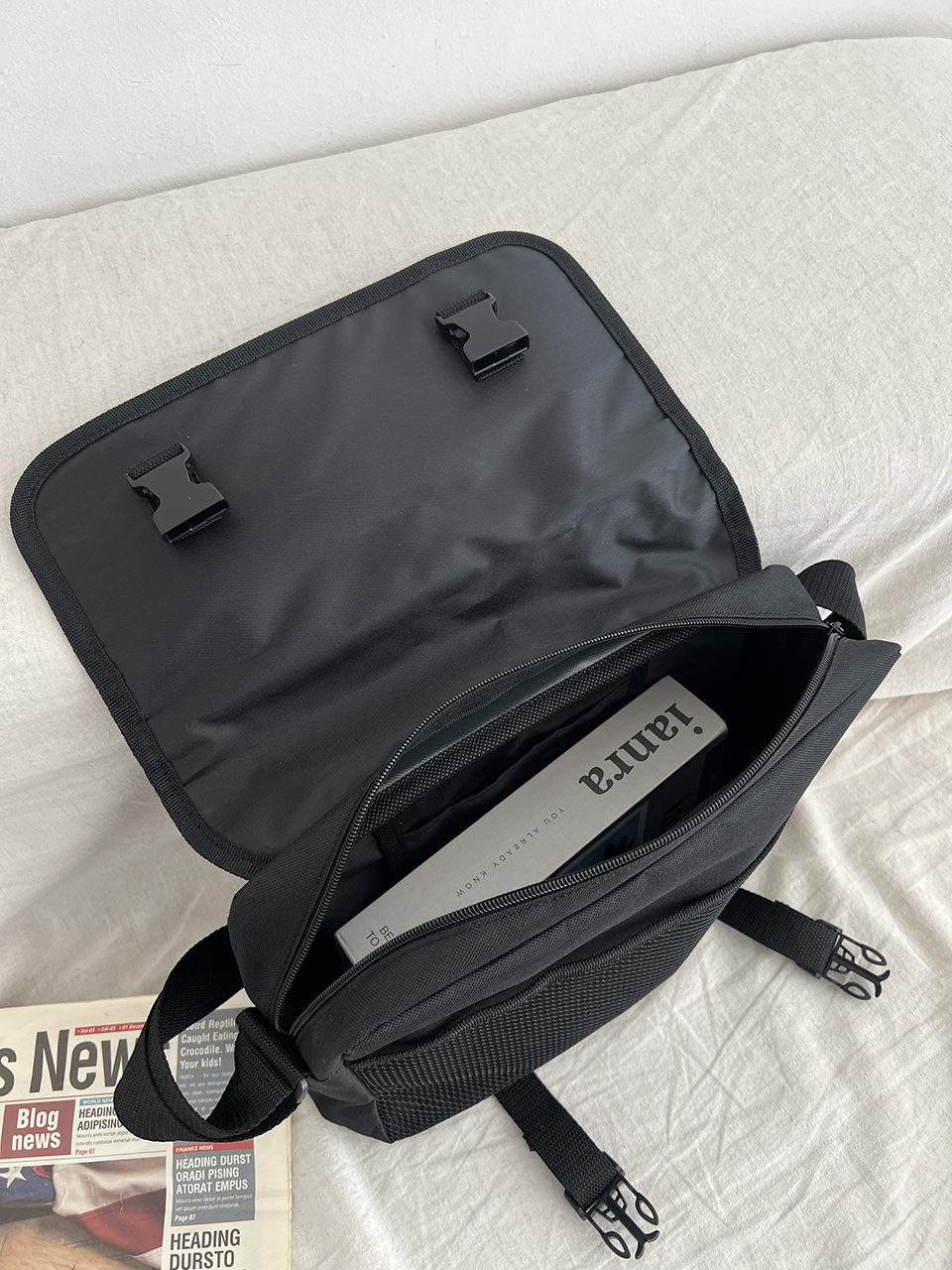 Mesh zip-up pocket cross messenger bag