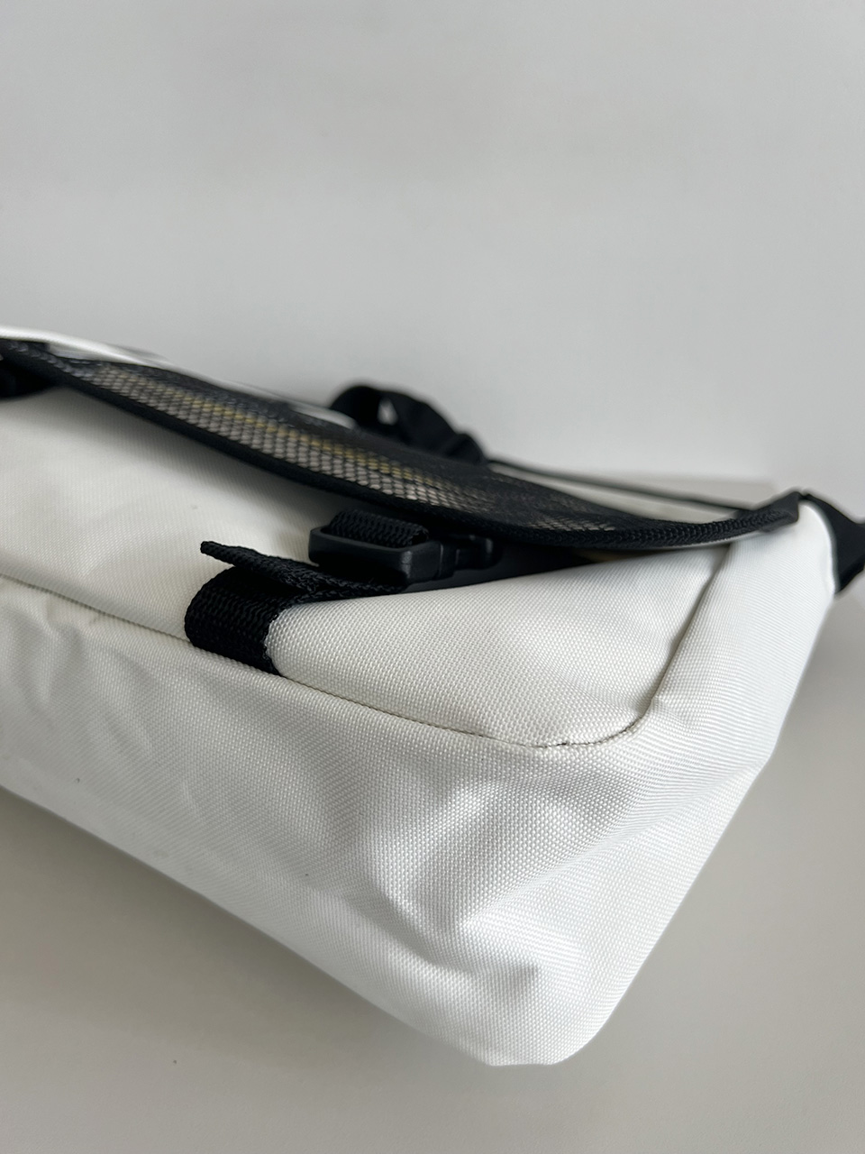 Standard Mash Zipper Cross Shoulder Bag