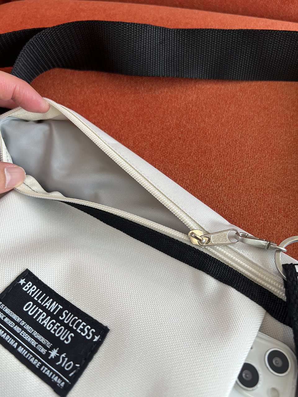 Mesh zip-up pocket cross messenger bag