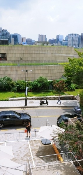 왼편 창에서 보이는 국립현대미술관과 오피스 건물들