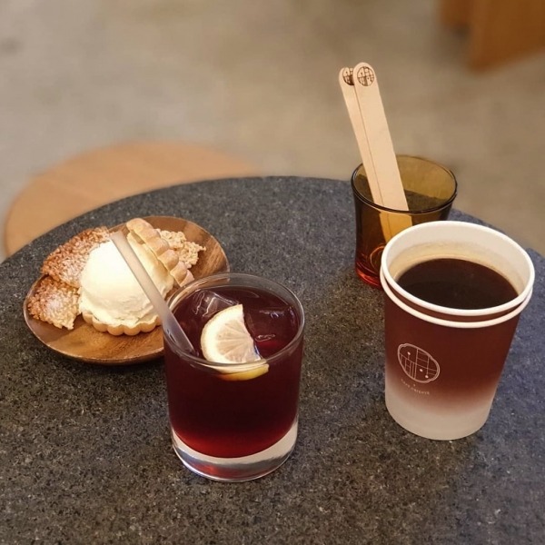 디저트 정성껏 만들어 플레이팅한 디저트