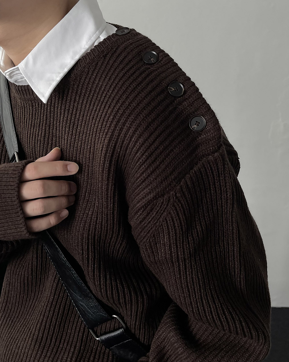 남자 어깨 버튼 니트