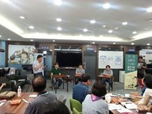 이미지: 사람 4명, 웃고 있음, 실내