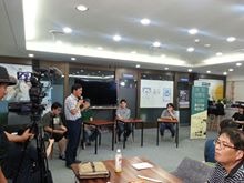 이미지: 사람 4명, 웃고 있음, 실내