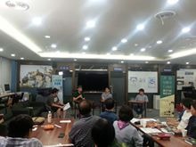 이미지: 사람 2명, 웃고 있음, 실내