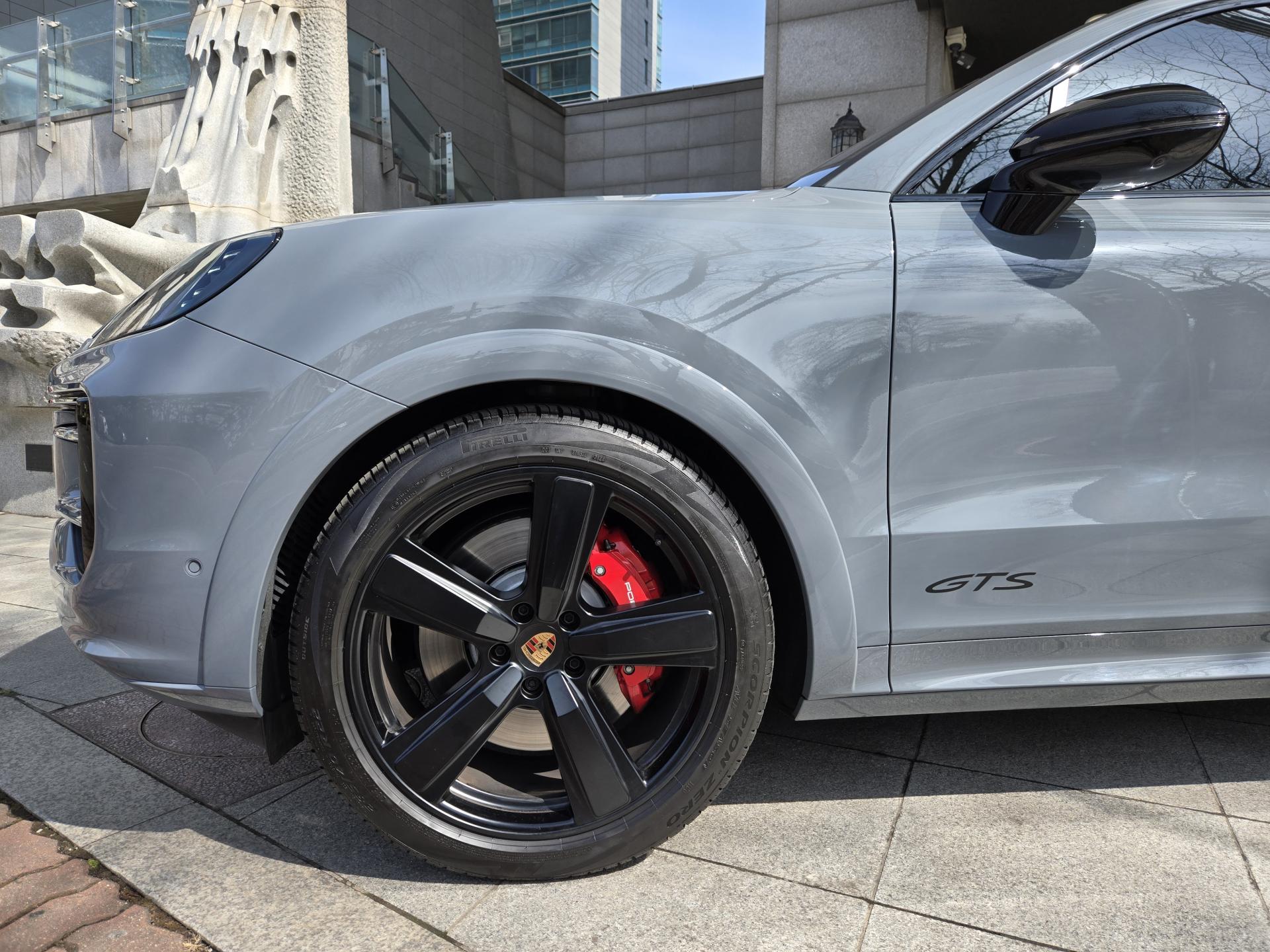 포르쉐 카이엔 GTS 쿠페 4.0 휠 - GTS 전용 21인치 휠, 세라믹 브레이크 캘리퍼