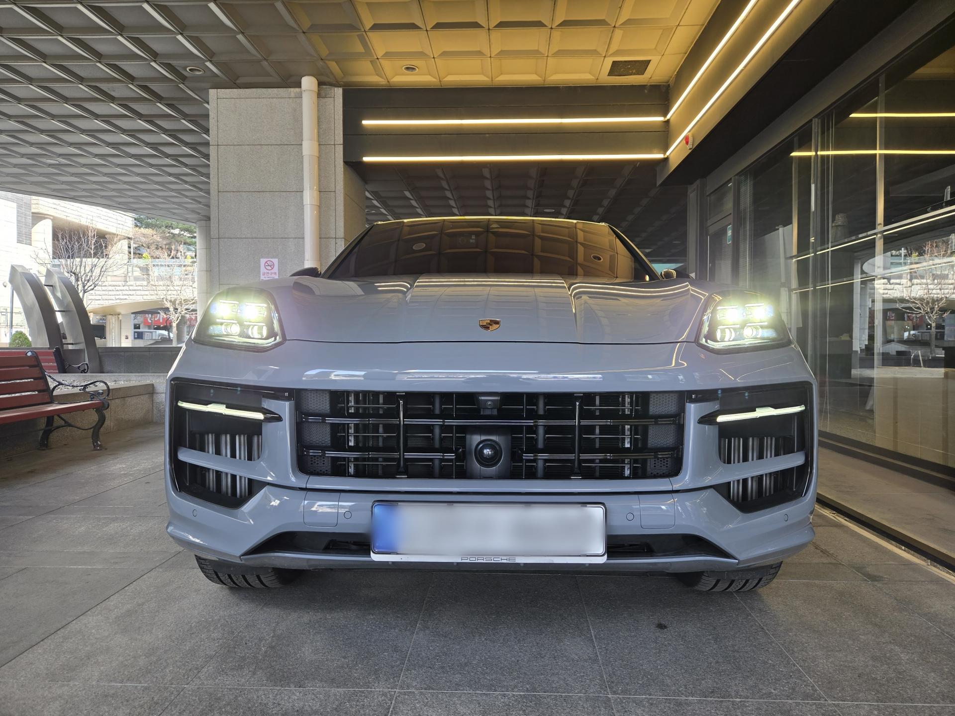포르쉐 카이엔 GTS 쿠페 4.0 전면부 - 아크틱그레이 매트릭스 LED 헤드라이트 야간
