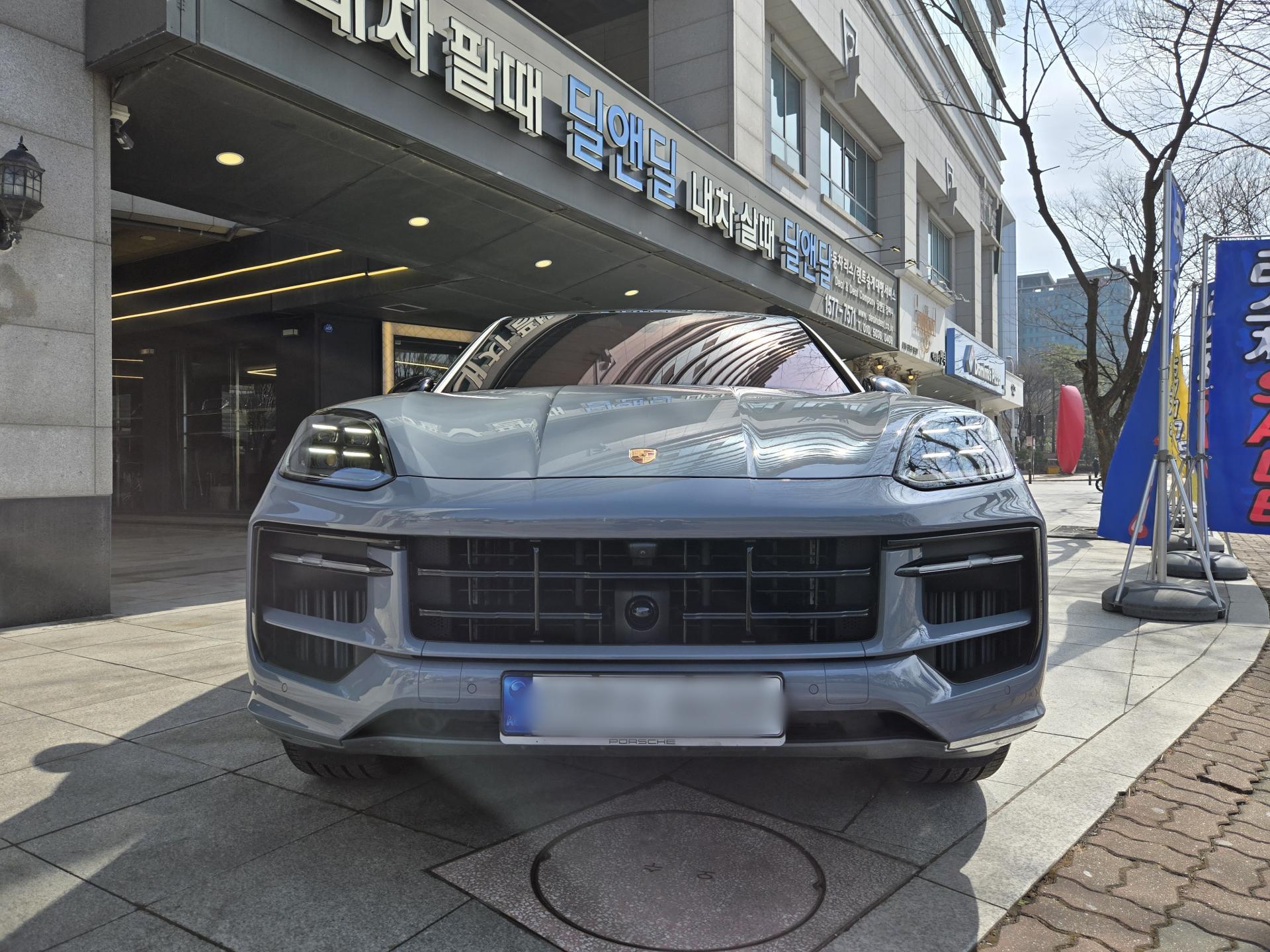 포르쉐 카이엔 GTS 쿠페 4.0 전면부 - 아크틱그레이 매트릭스 LED 헤드라이트
