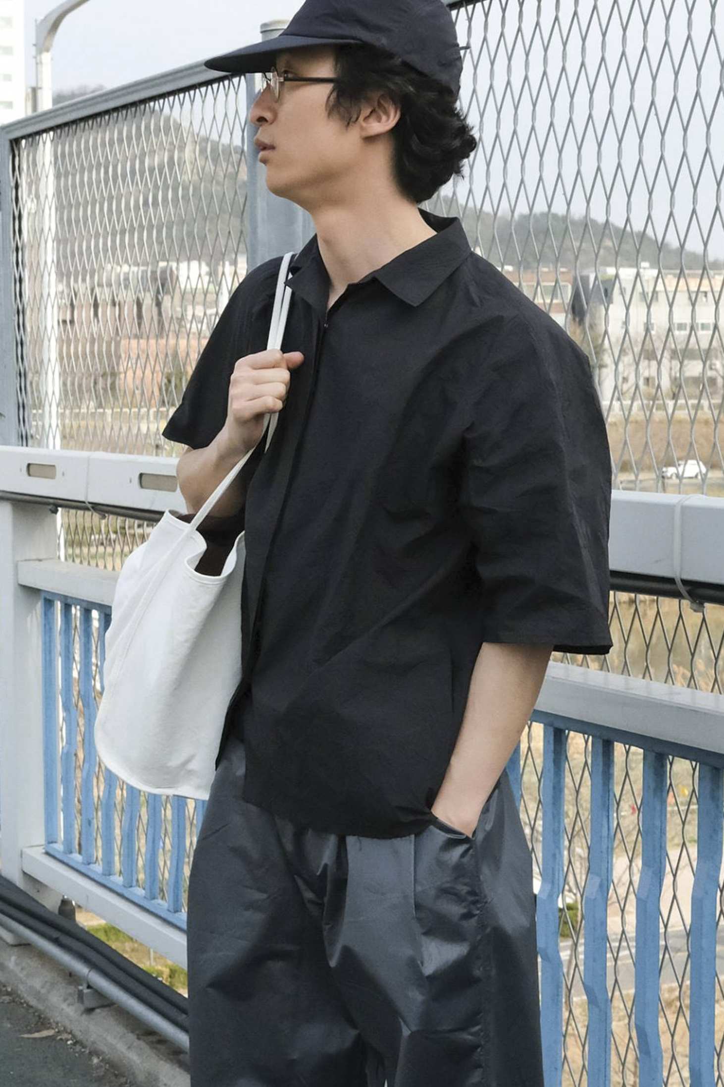 ESSENTIAL HALF SHIRT (BLACK)
