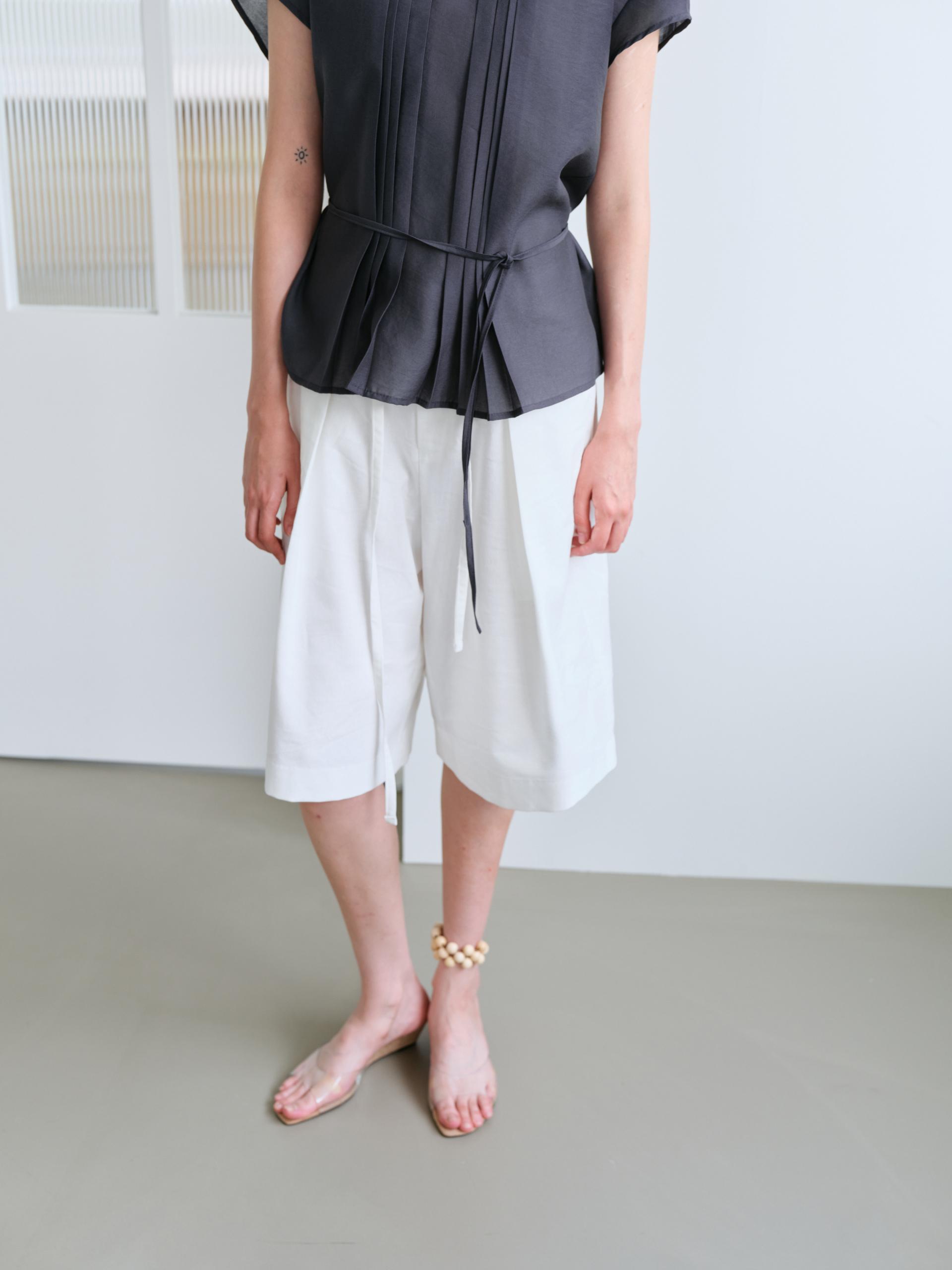 linen tuck bermuda (white)