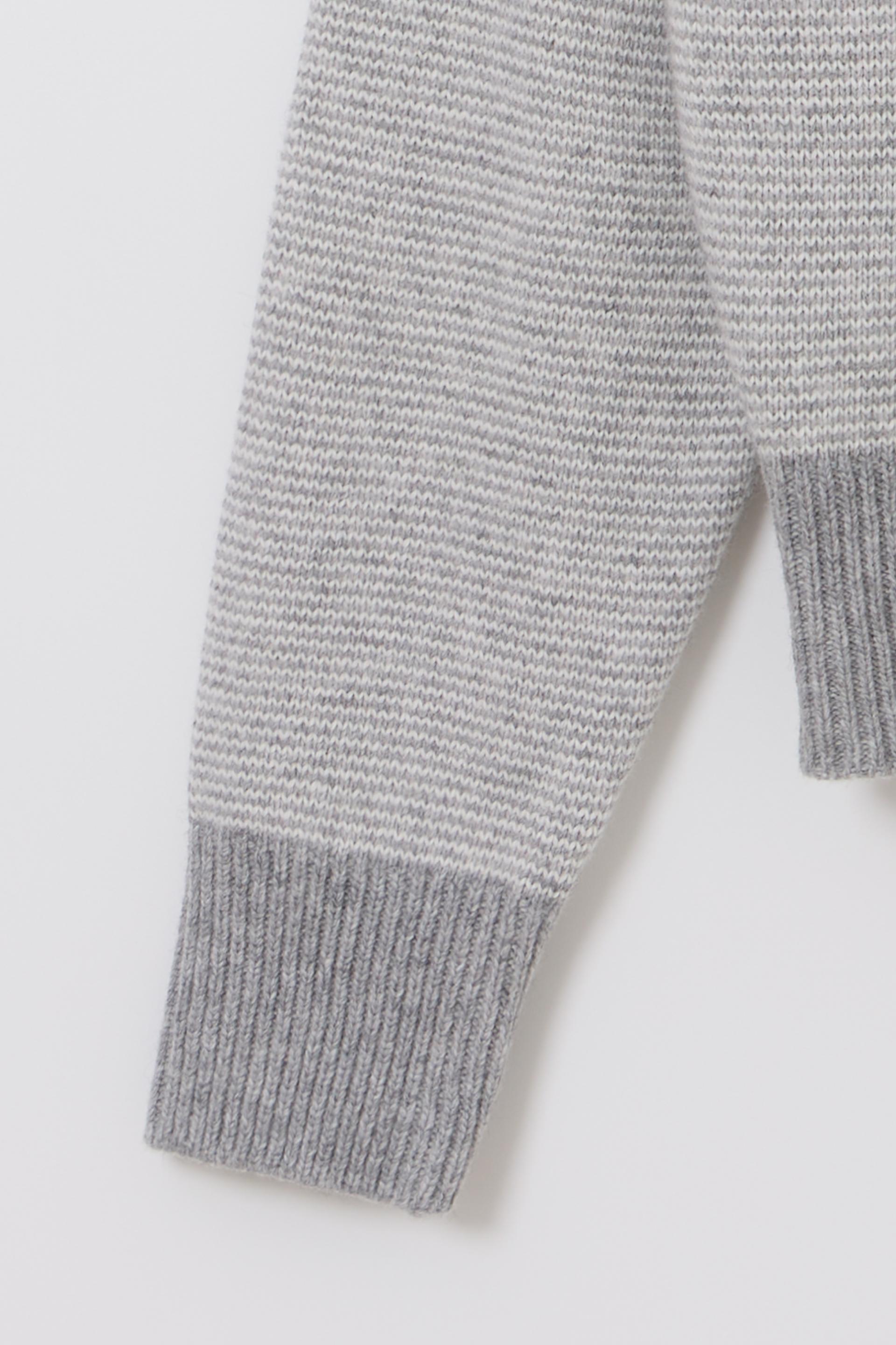 [2차 재입고] pipe v-neck knit (stripe light grey)