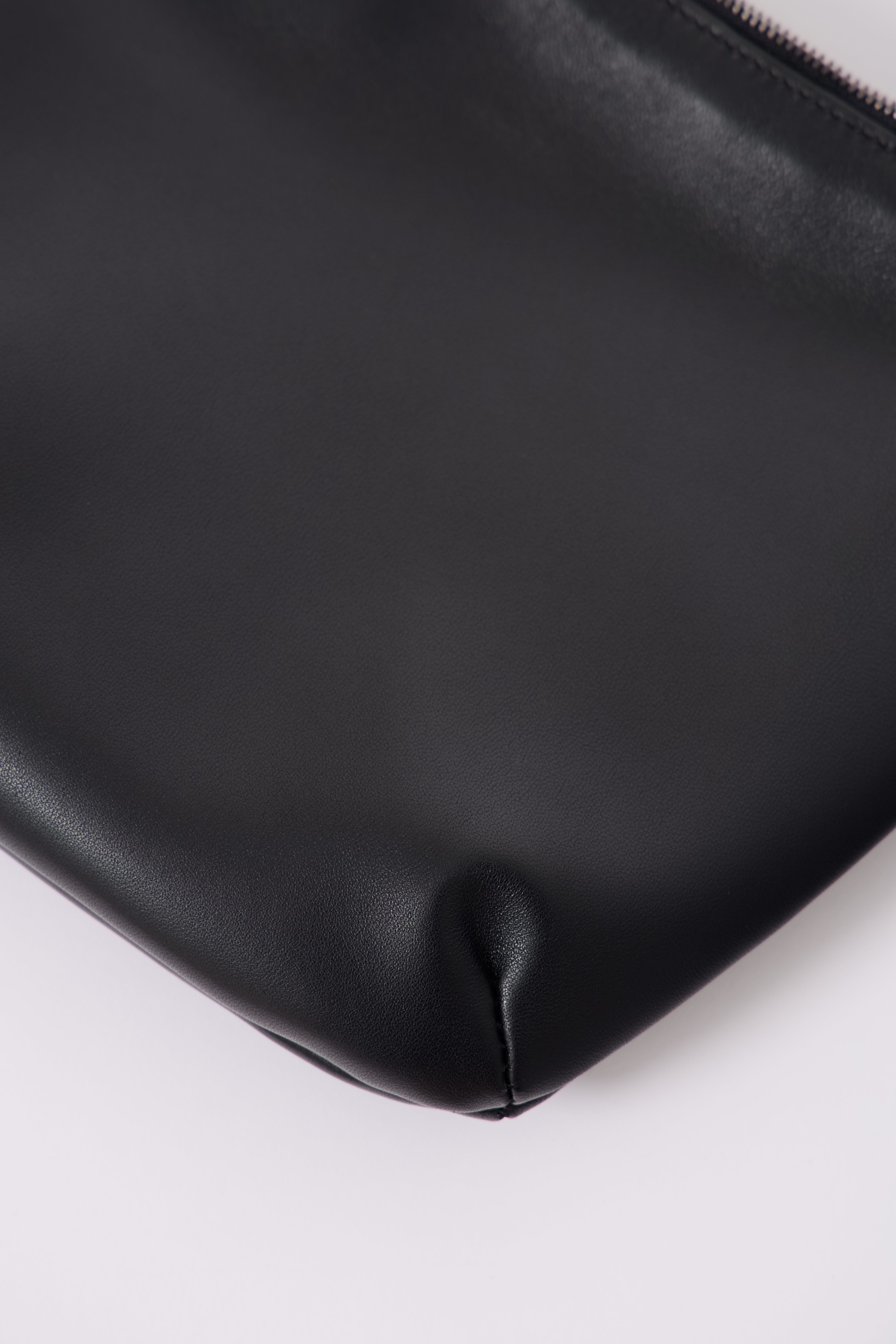 arc lamb hobo bag (black)
