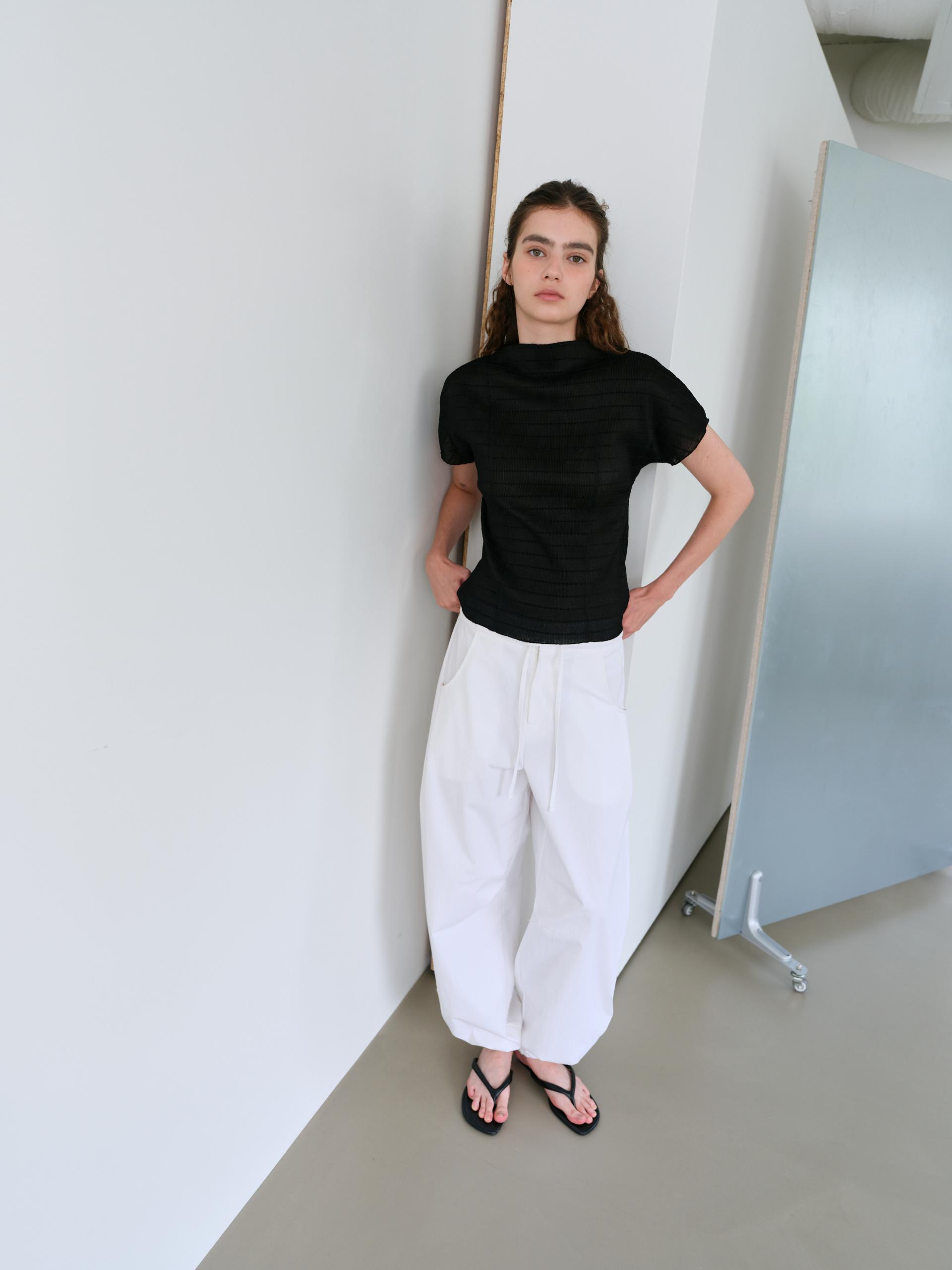 pleats seam half blouse (black)