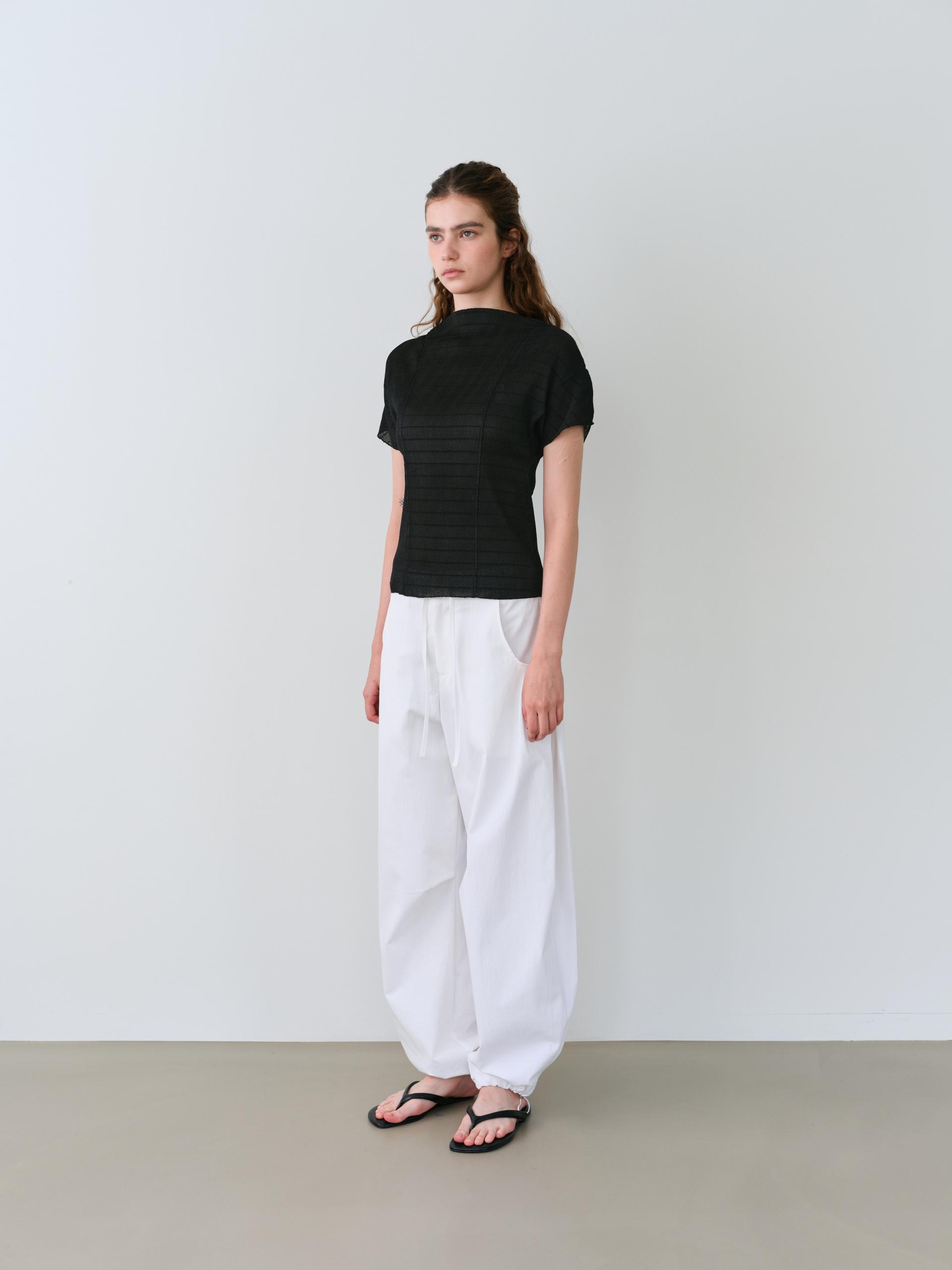 pleats seam half blouse (black)