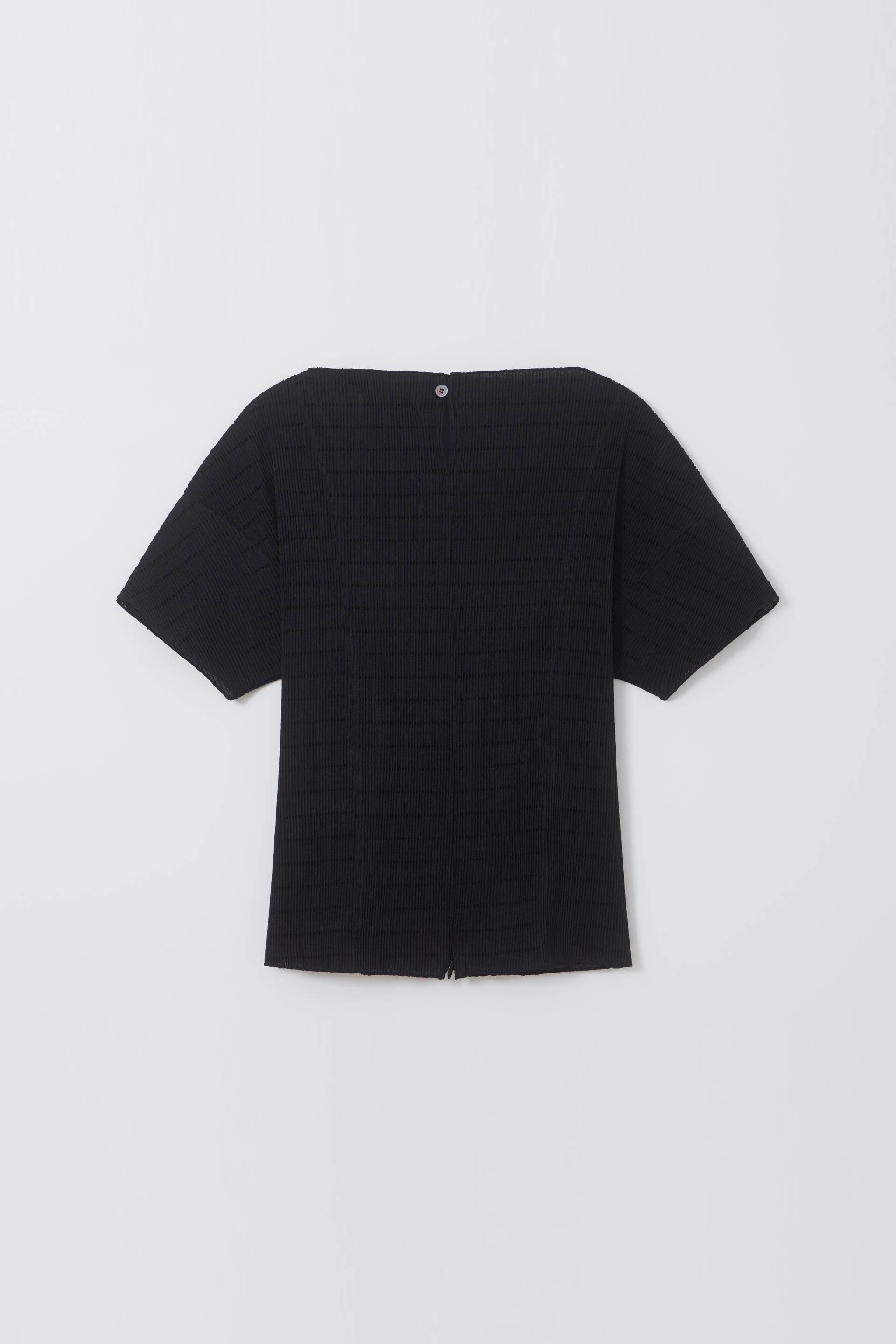 pleats seam half blouse (black)