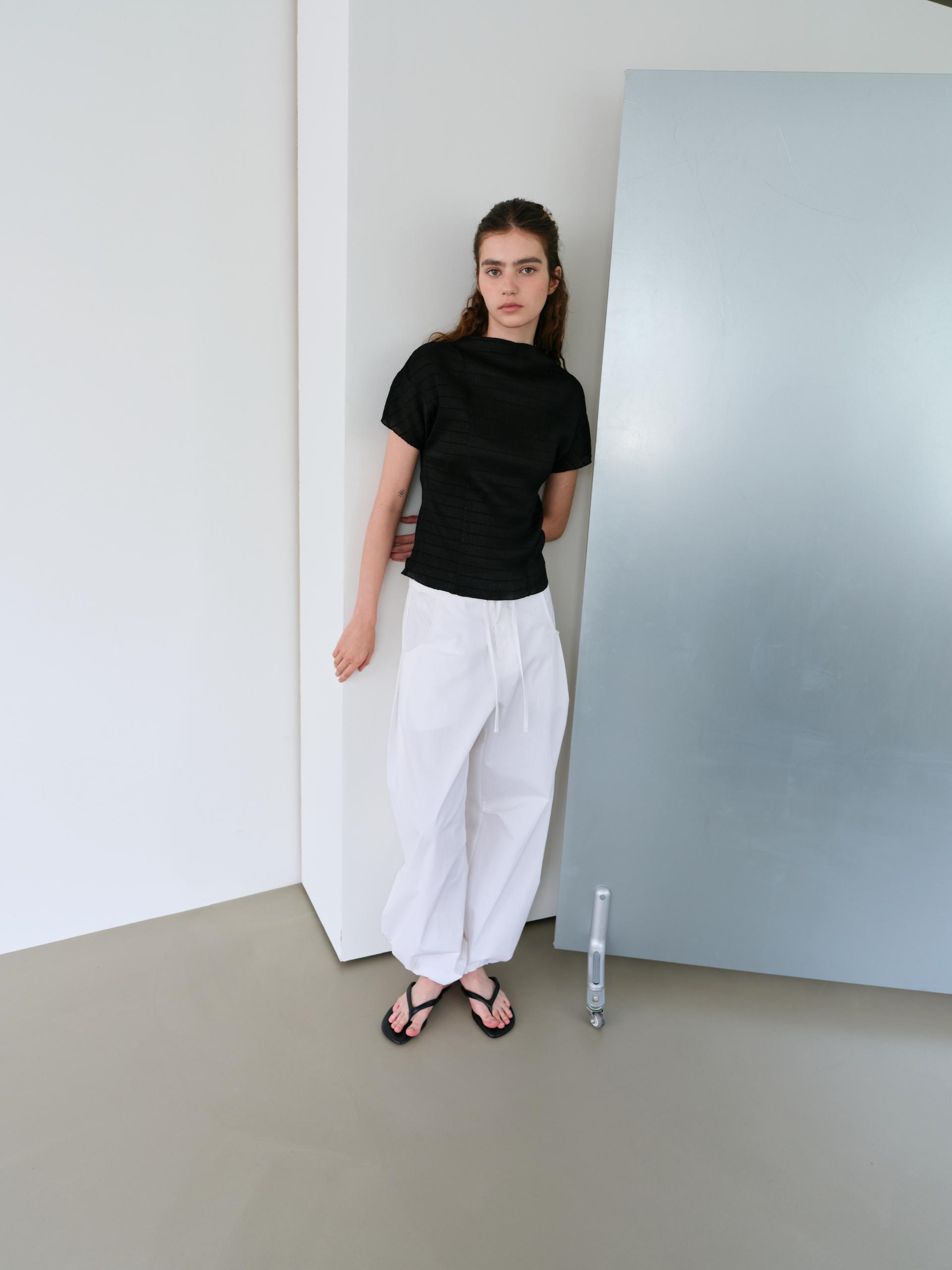 pleats seam half blouse (black)