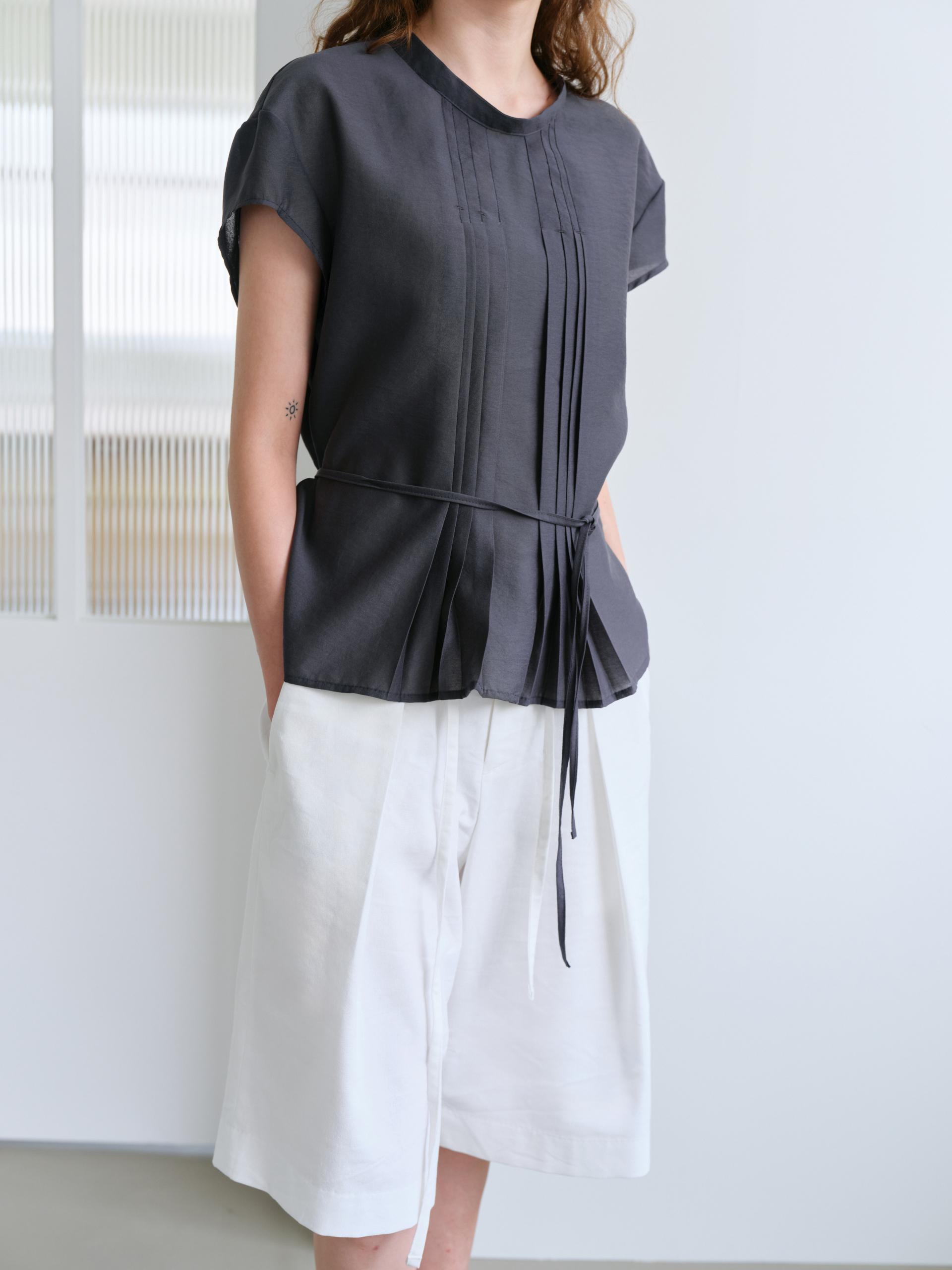 linen tuck bermuda (white)