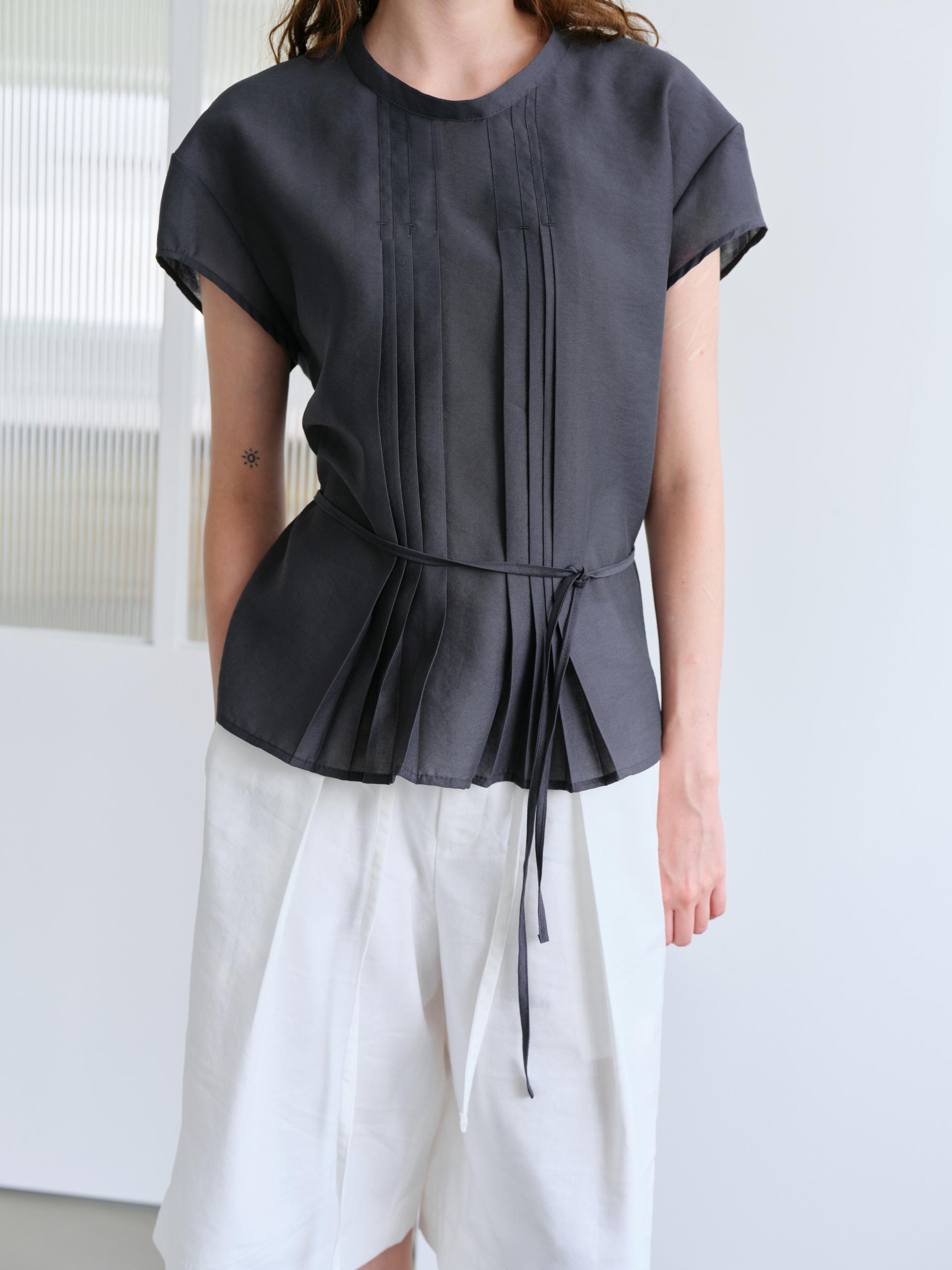 [2차 재입고] veil pleats blouse (charcoal)