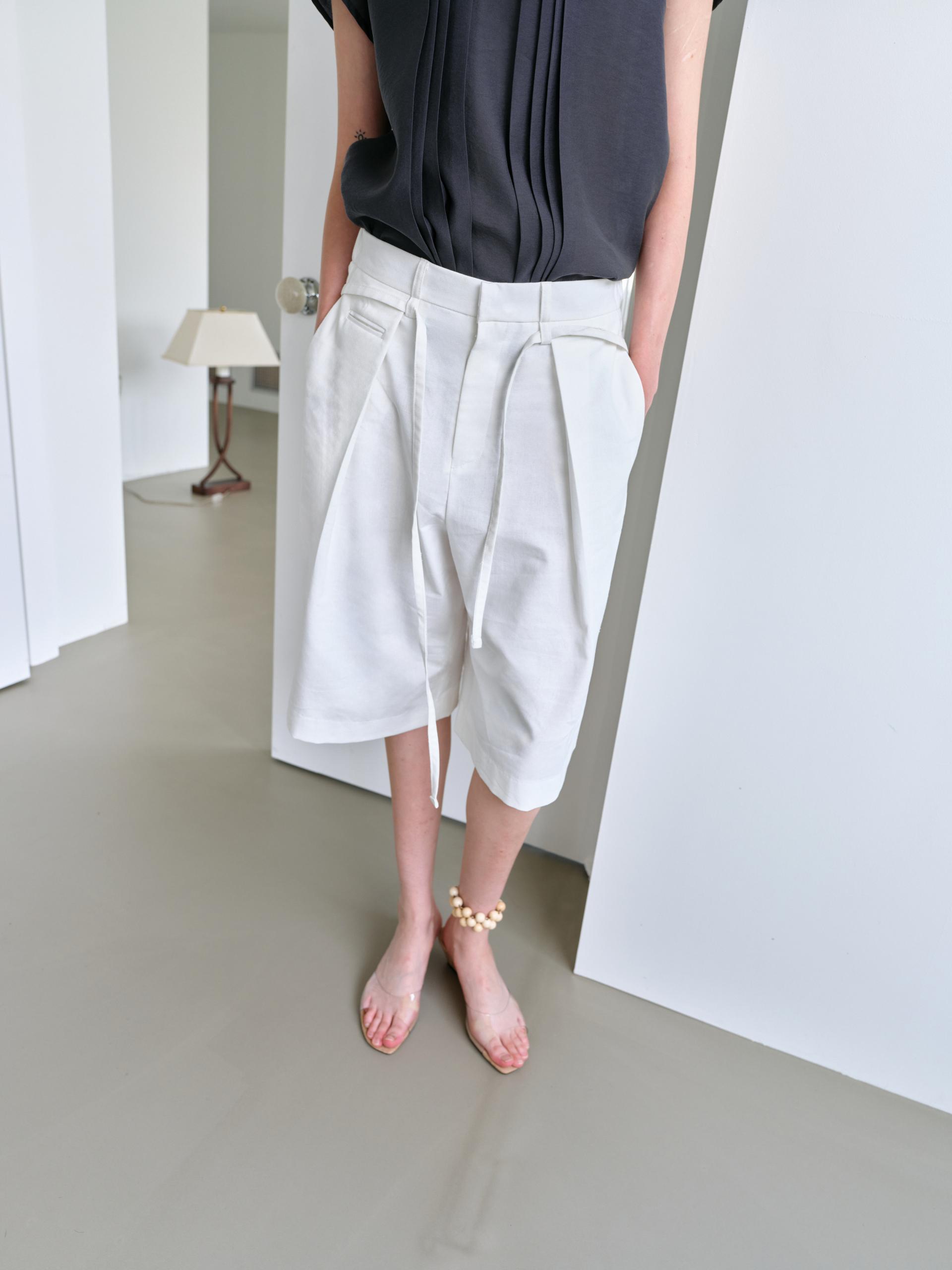 linen tuck bermuda (white)