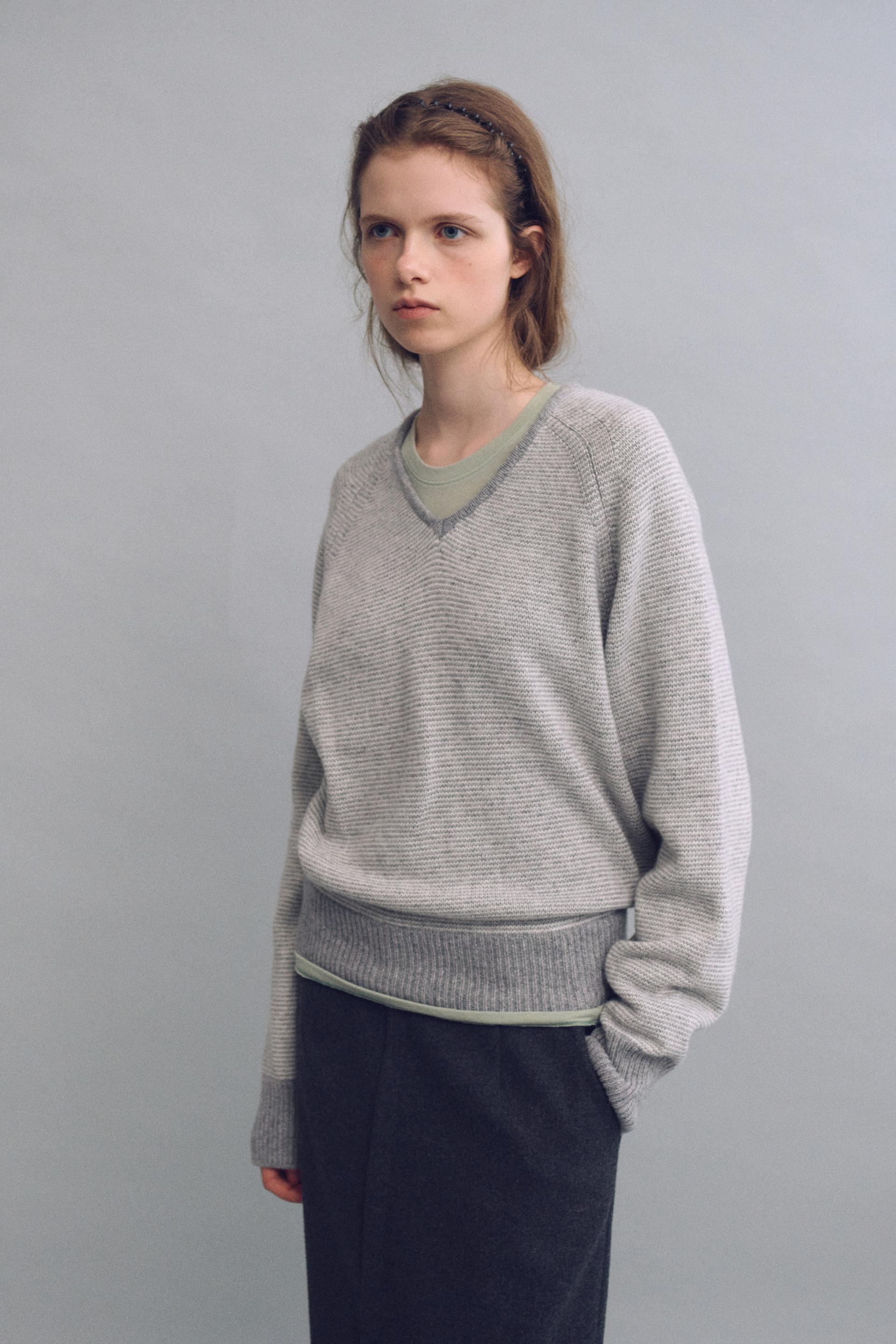 pipe v-neck knit (stripe light grey)