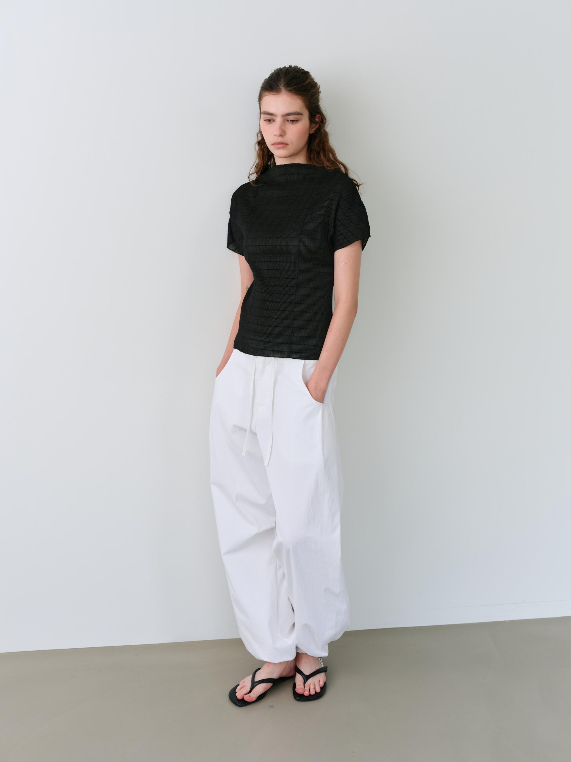pleats seam half blouse (black)