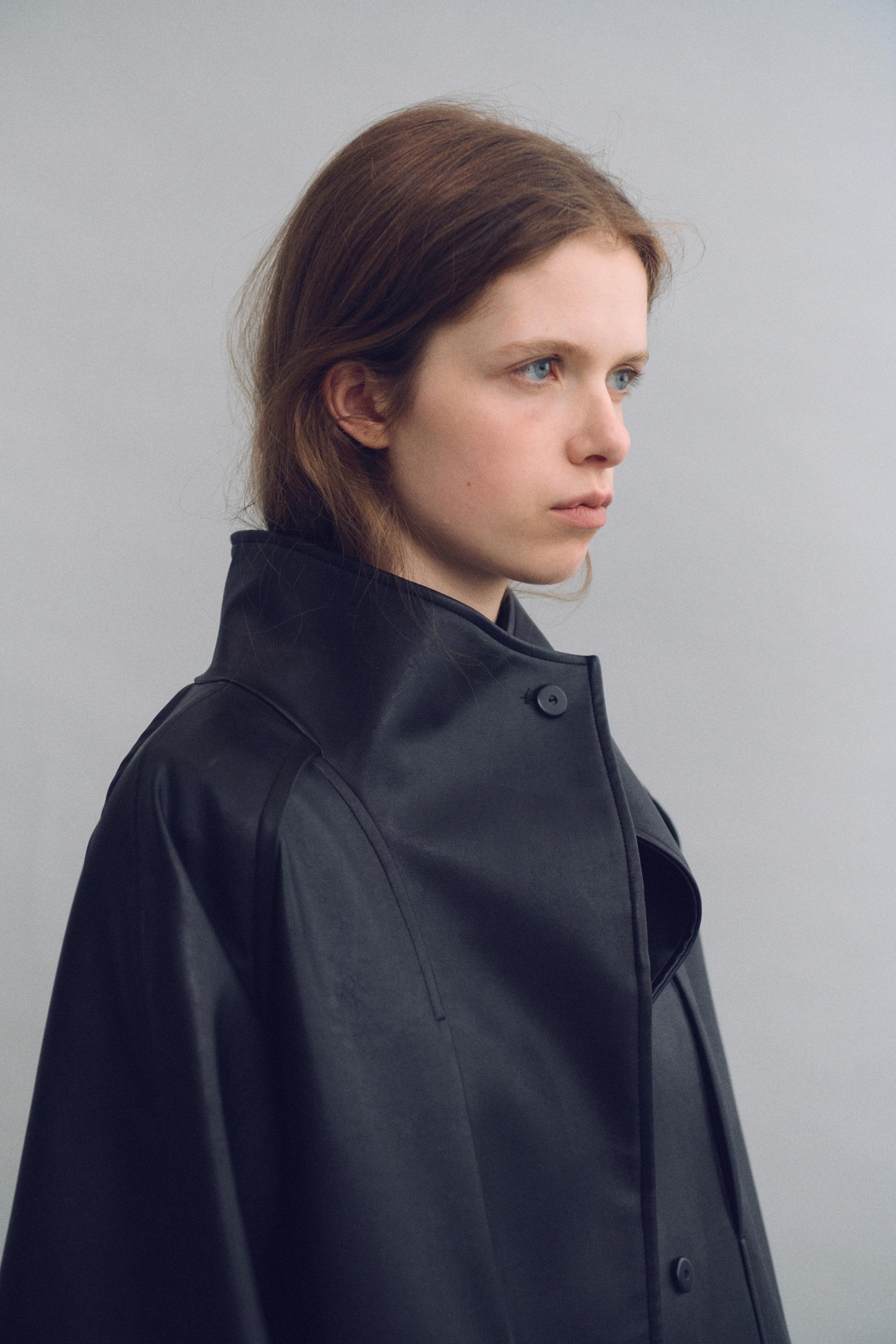 [4차 재입고 9/8 순차배송] vent half trench coat (leather black)