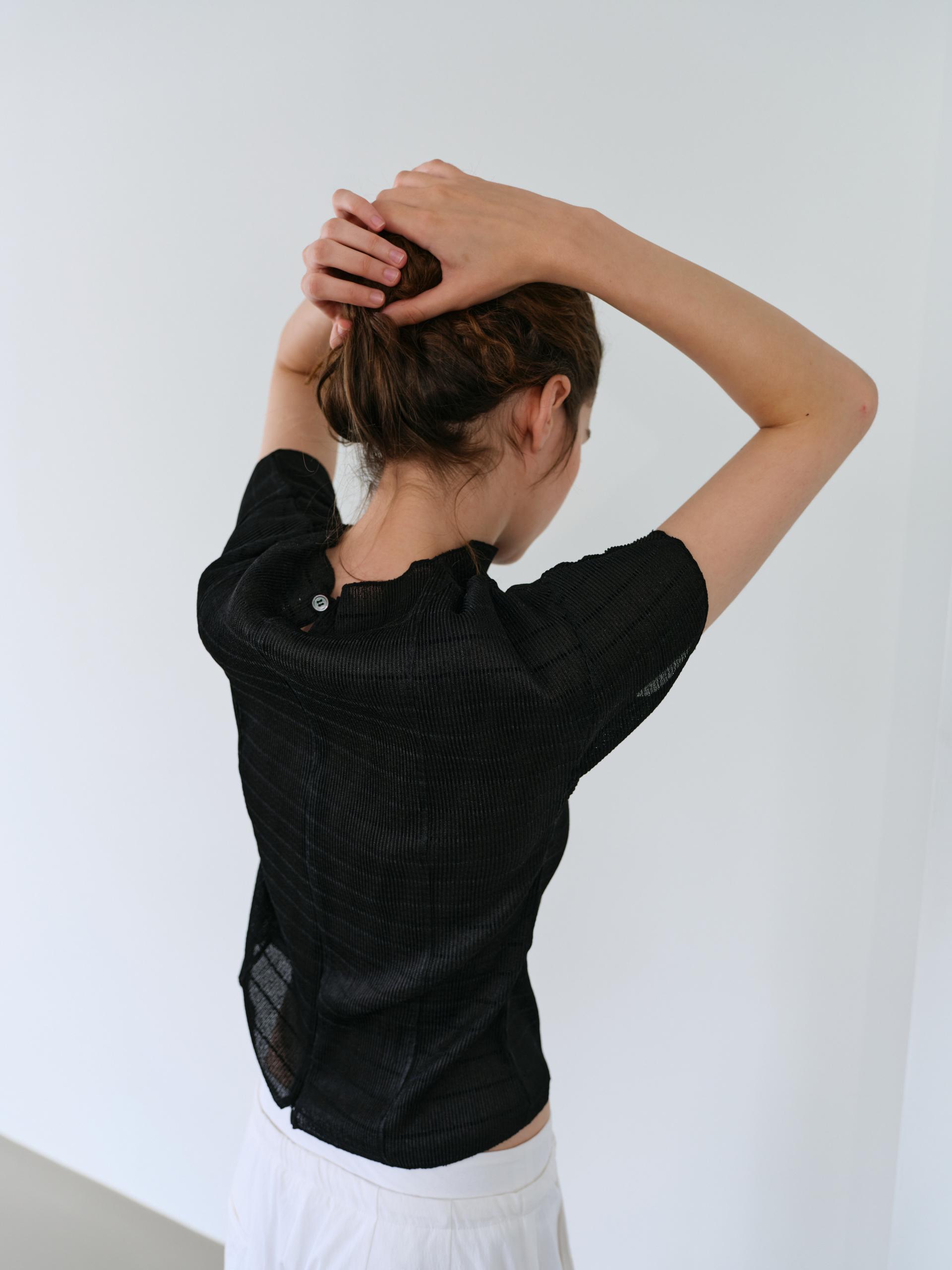 pleats seam half blouse (black)