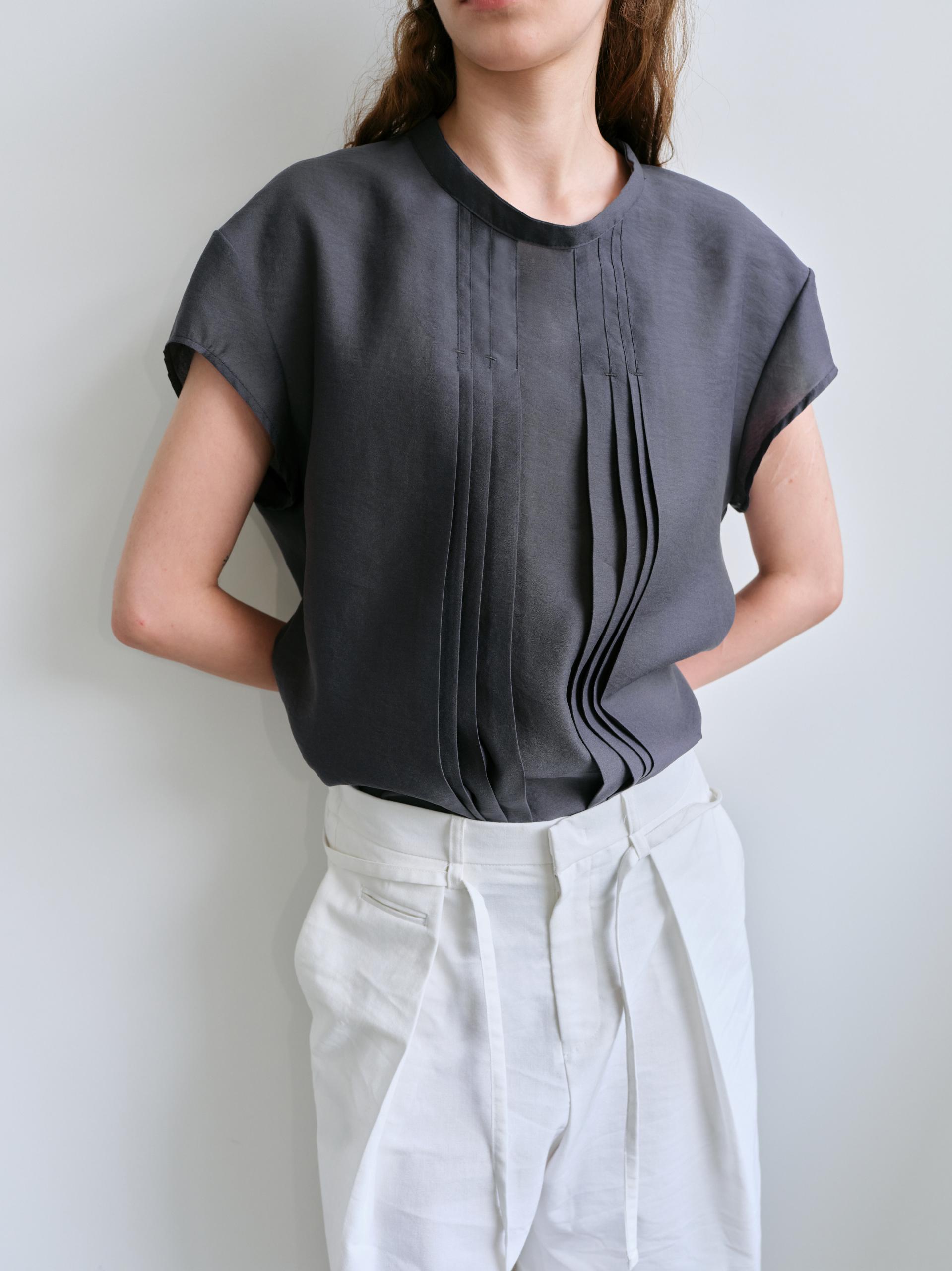 [2차 재입고] veil pleats blouse (charcoal)