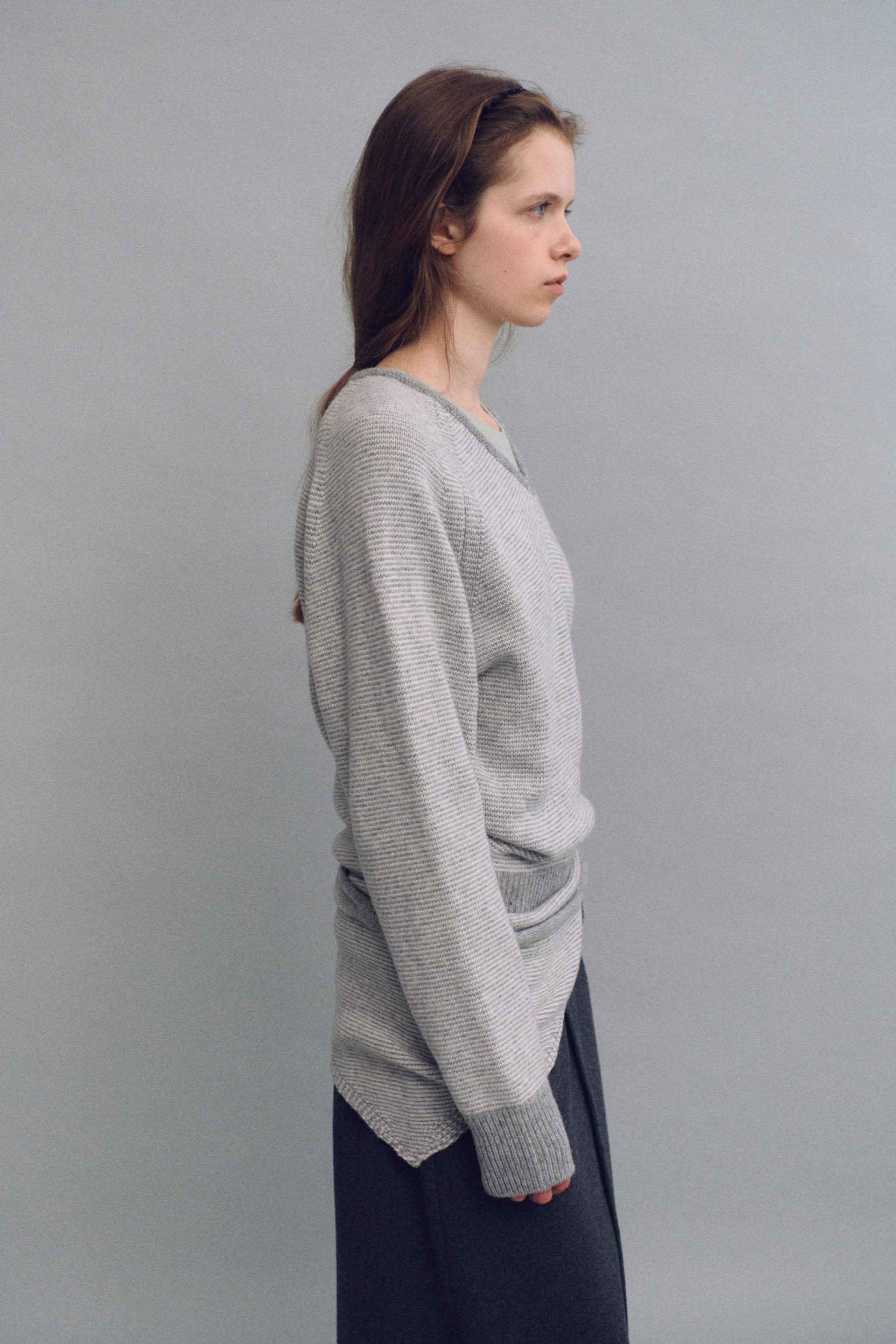 pipe v-neck knit (stripe light grey)