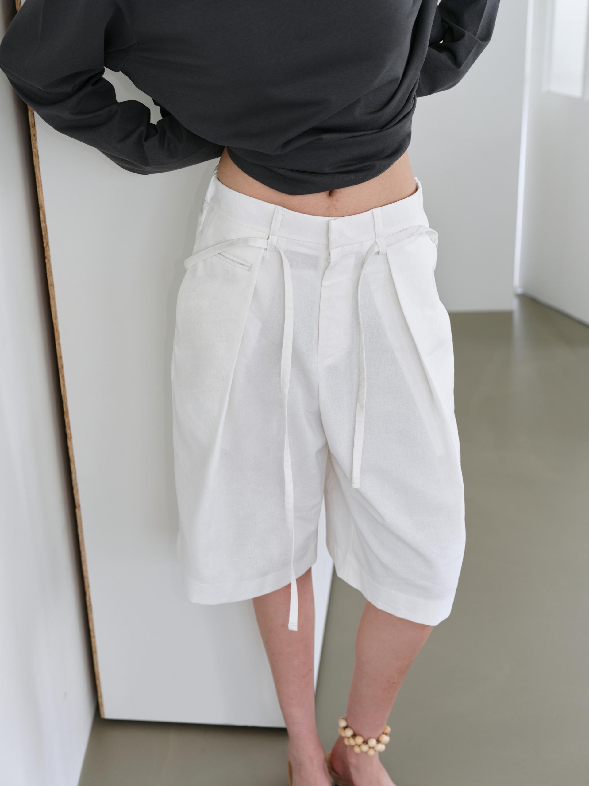 linen tuck bermuda (white)
