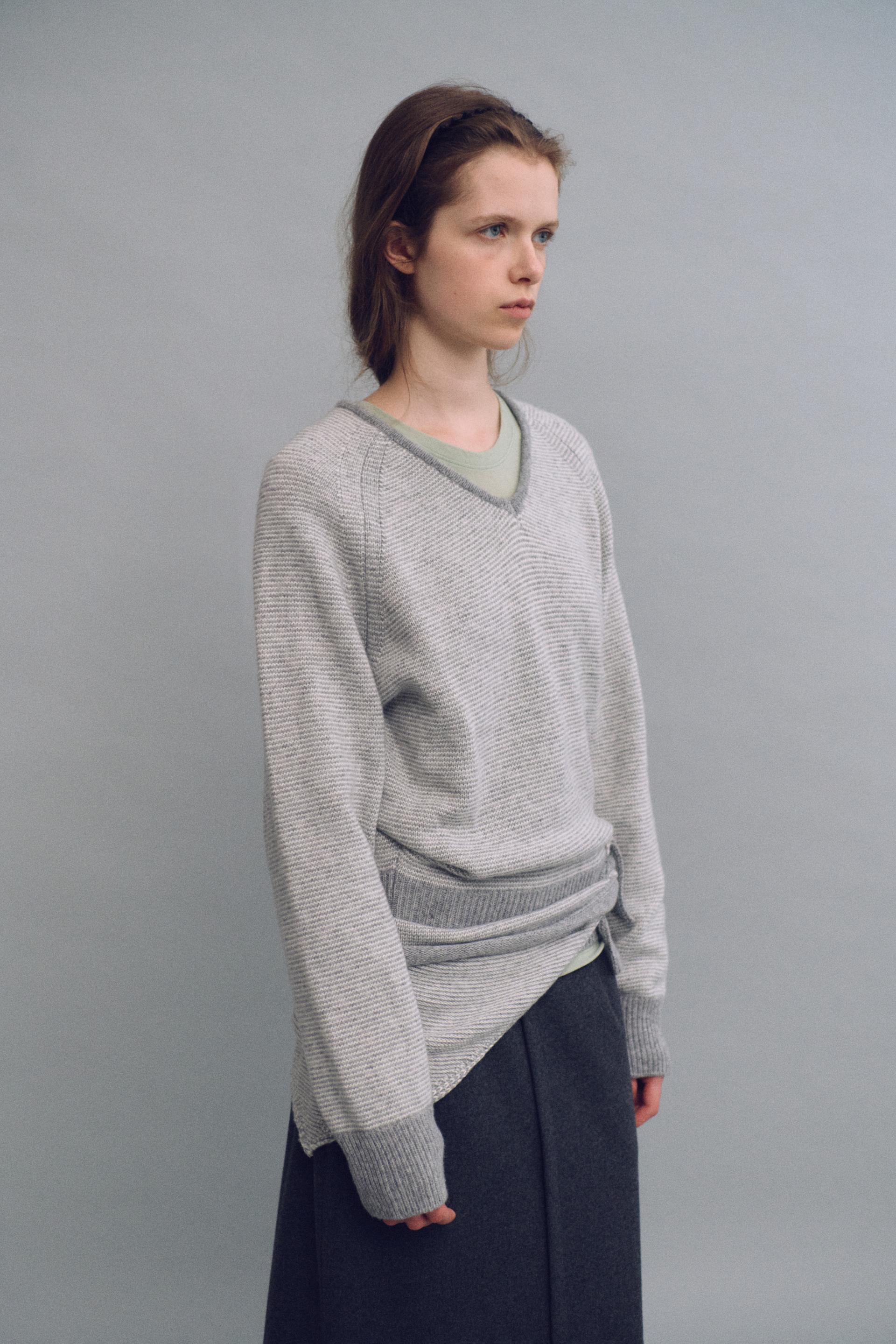 pipe v-neck knit (stripe light grey)