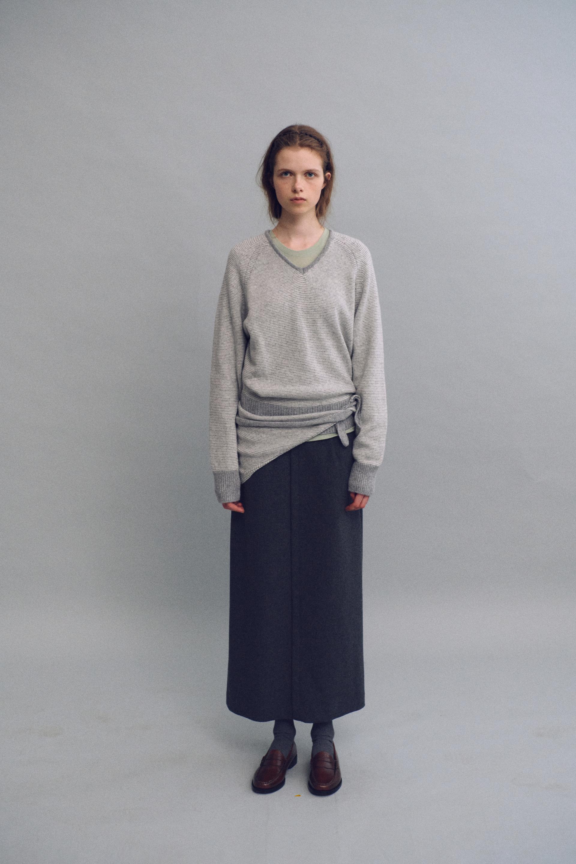pipe v-neck knit (stripe light grey)