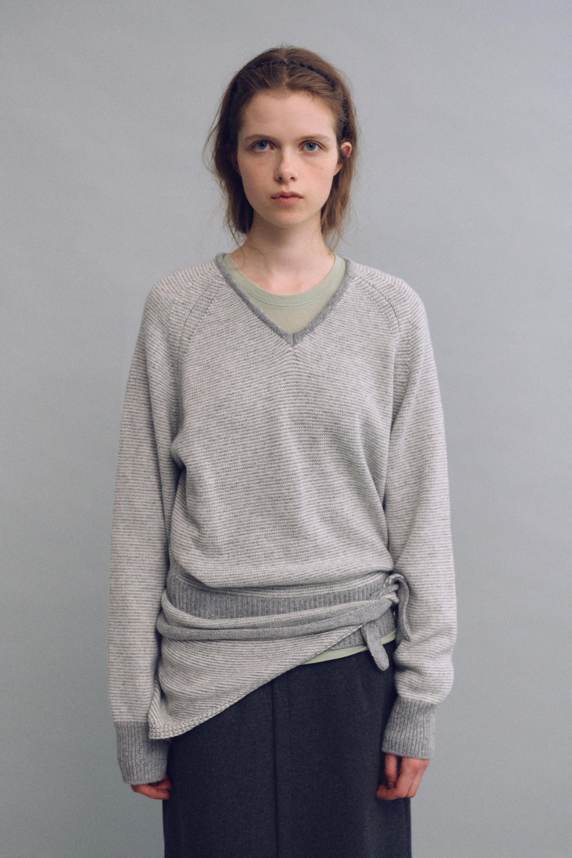 pipe v-neck knit (stripe light grey)