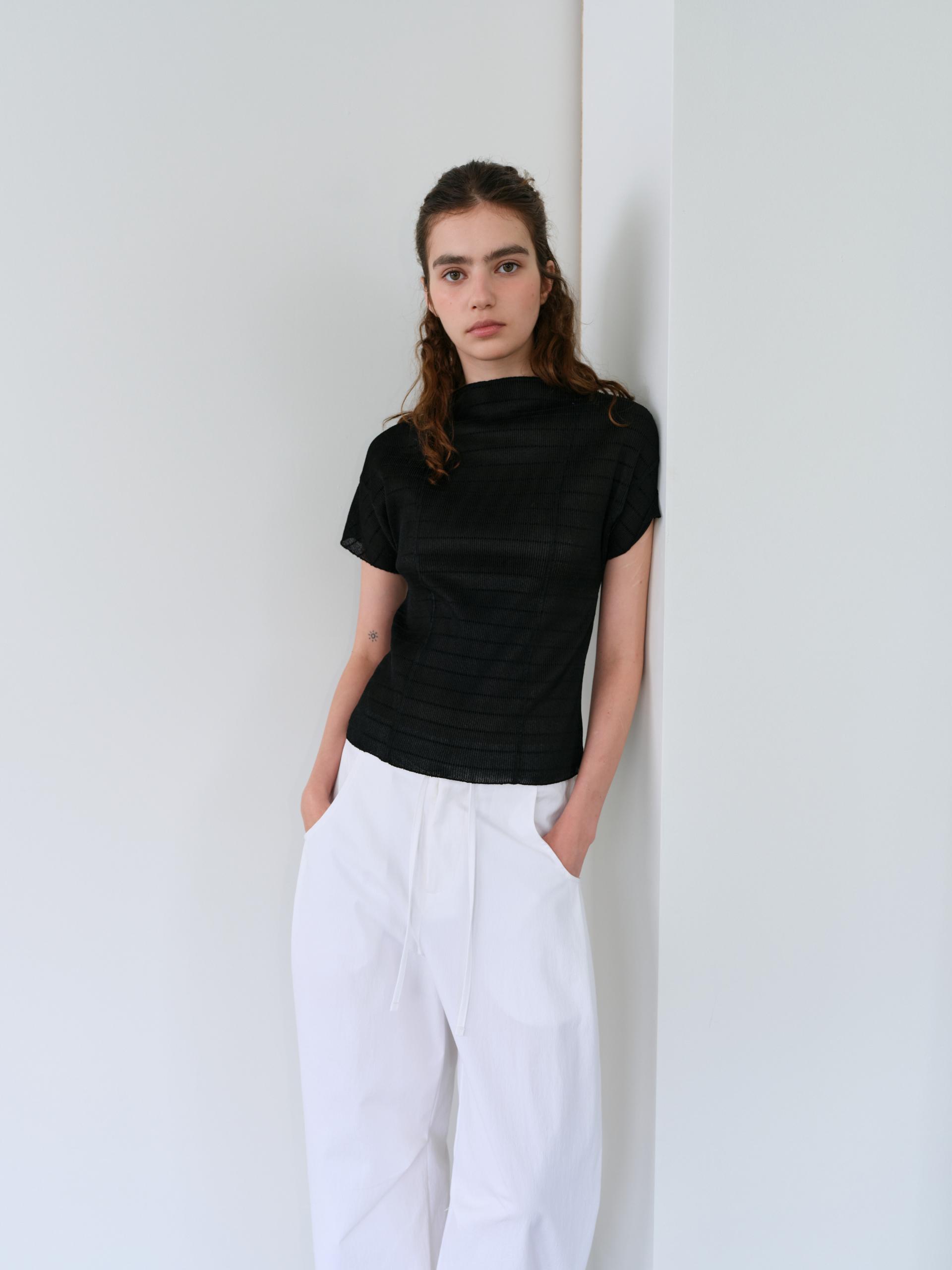 pleats seam half blouse (black)