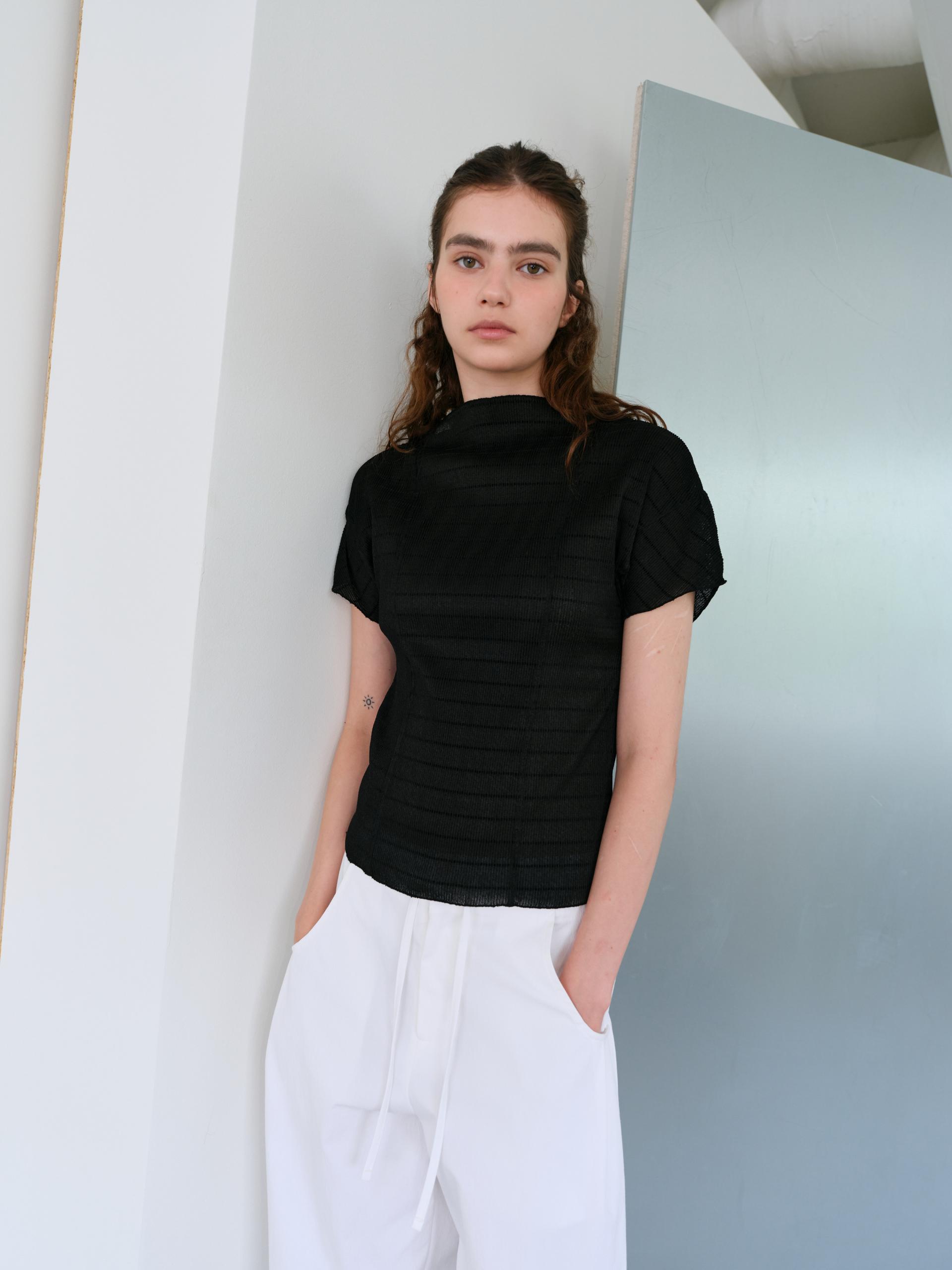 pleats seam half blouse (black)