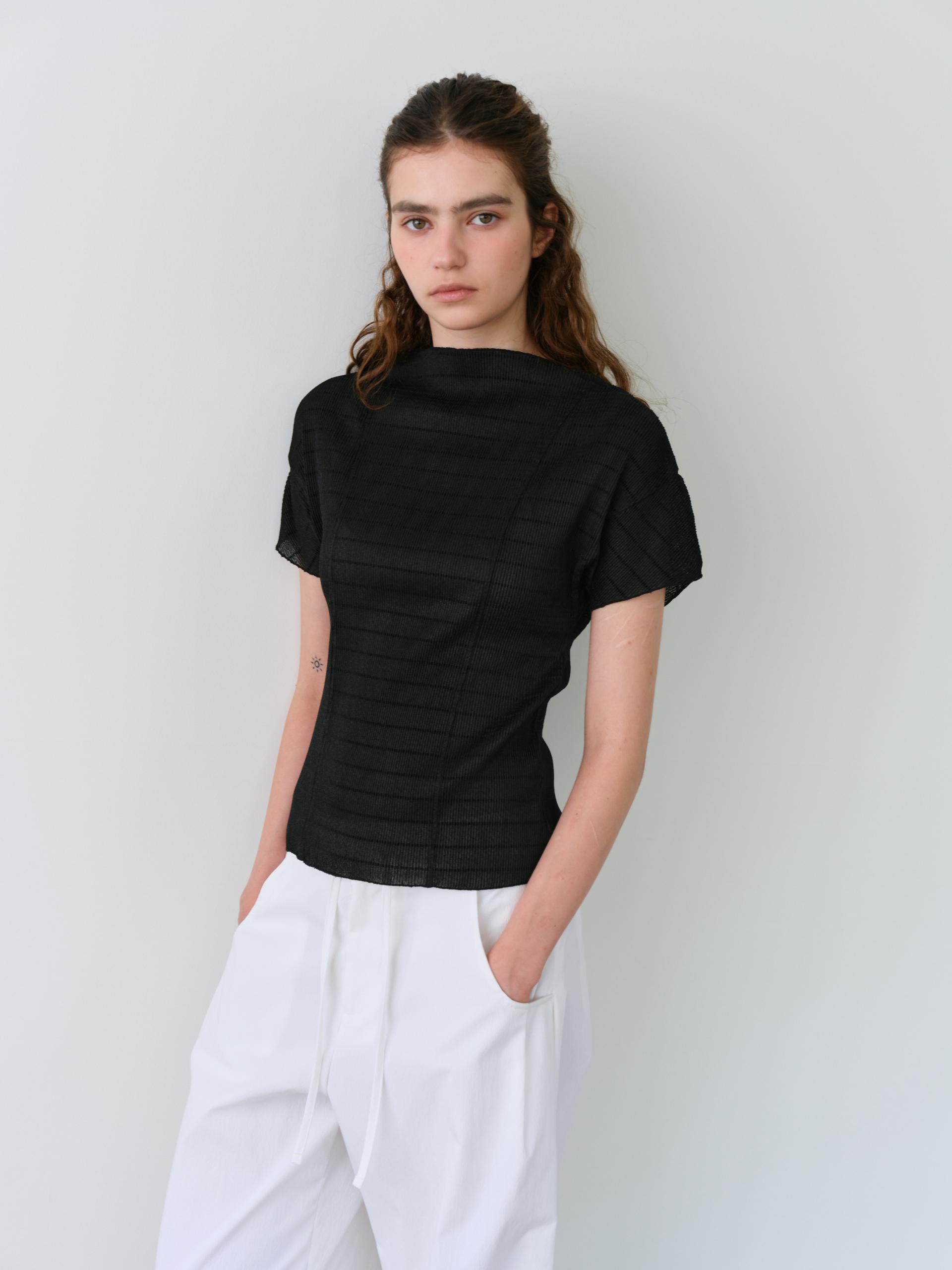 pleats seam half blouse (black)
