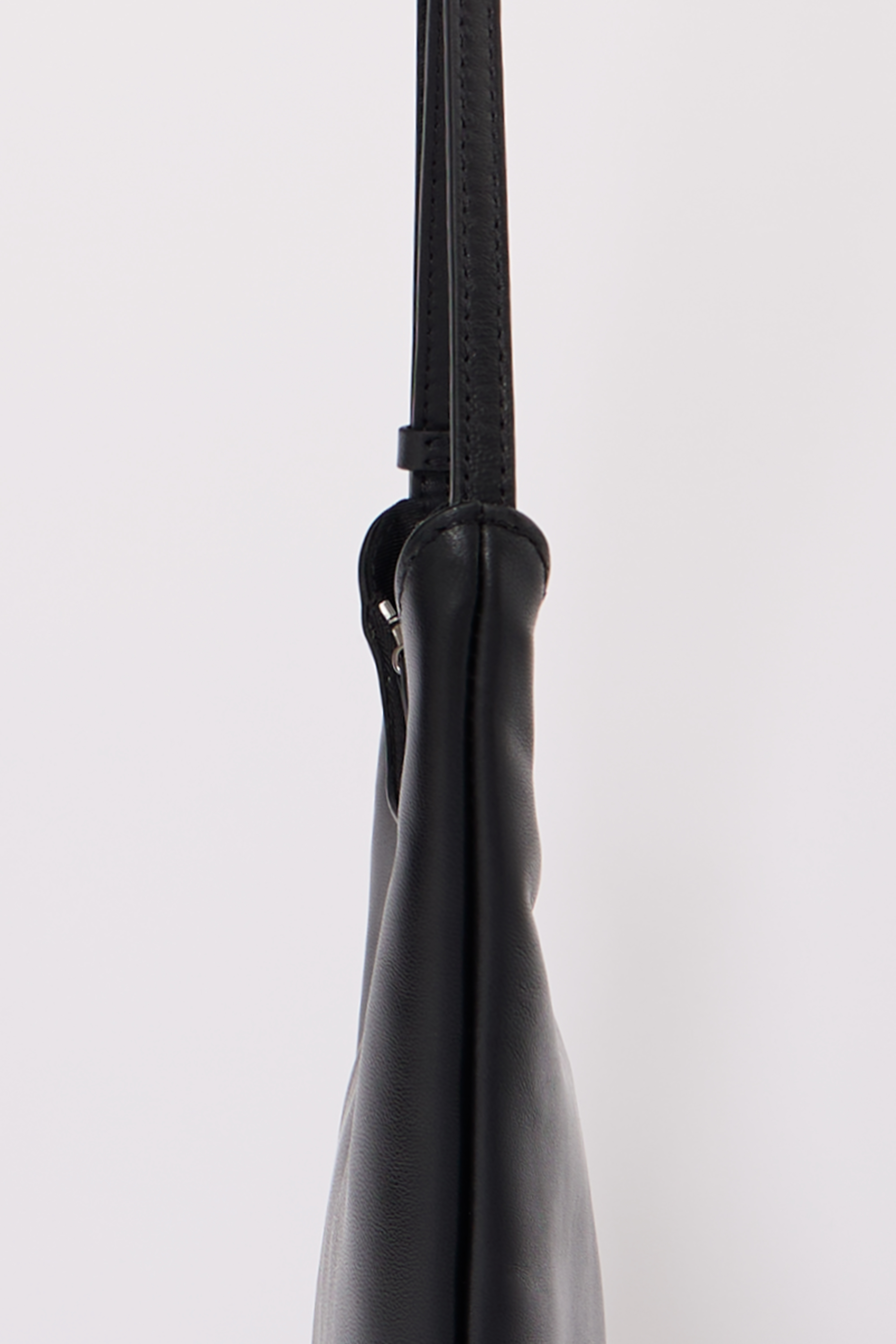 arc lamb hobo bag (black)