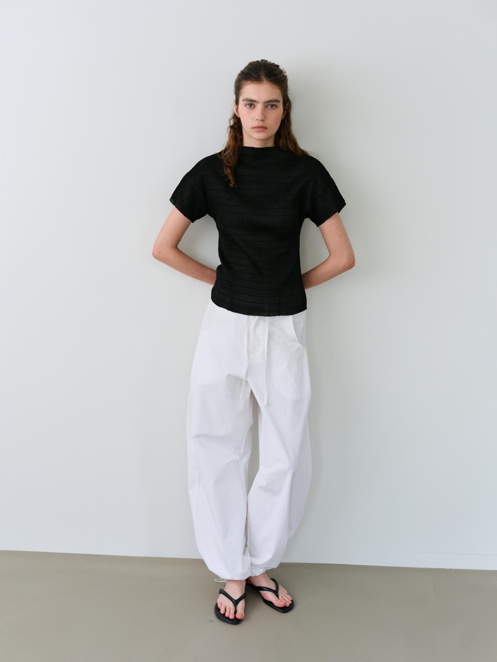 pleats seam half blouse (black)