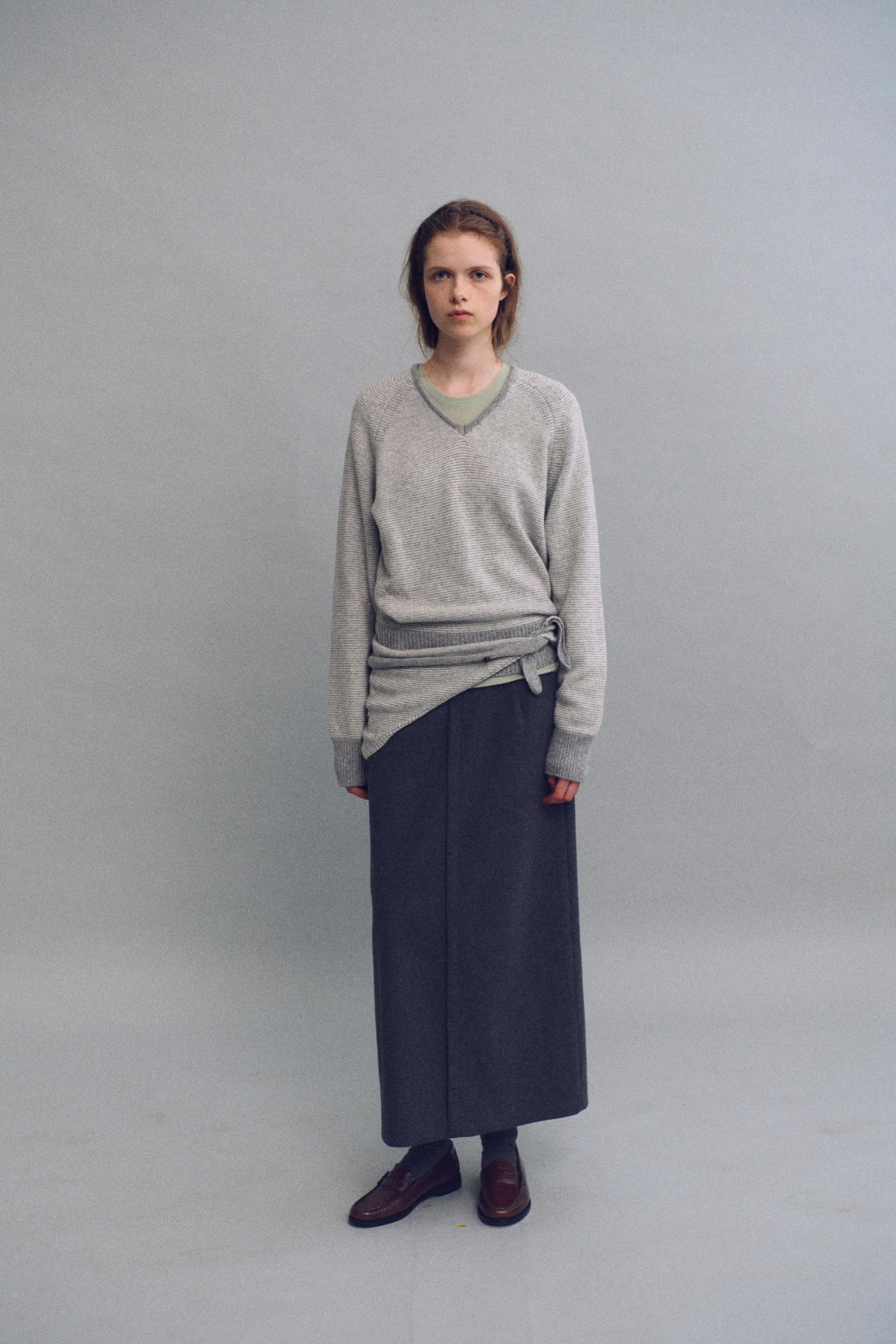 pipe v-neck knit (stripe light grey)