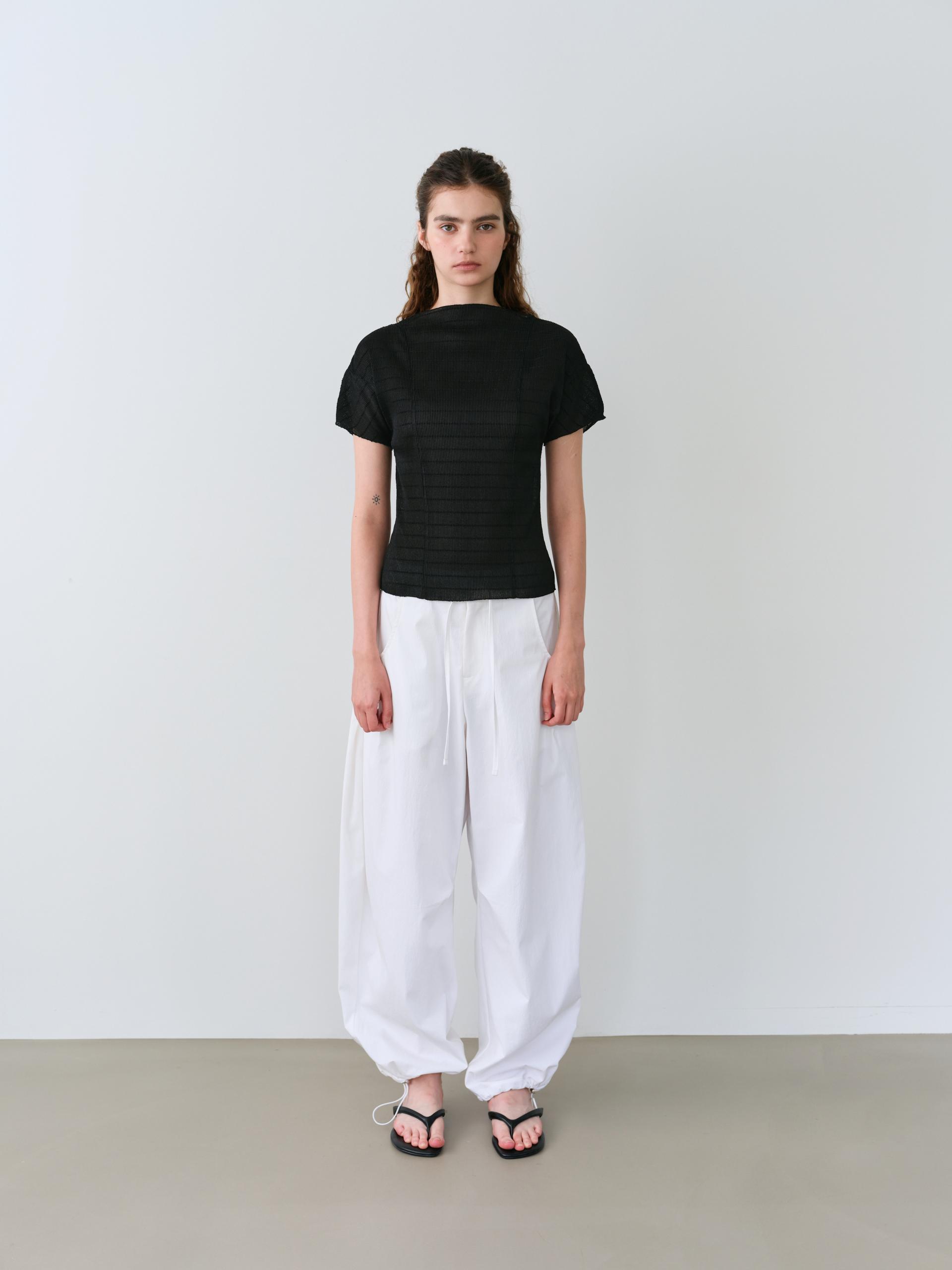 pleats seam half blouse (black)