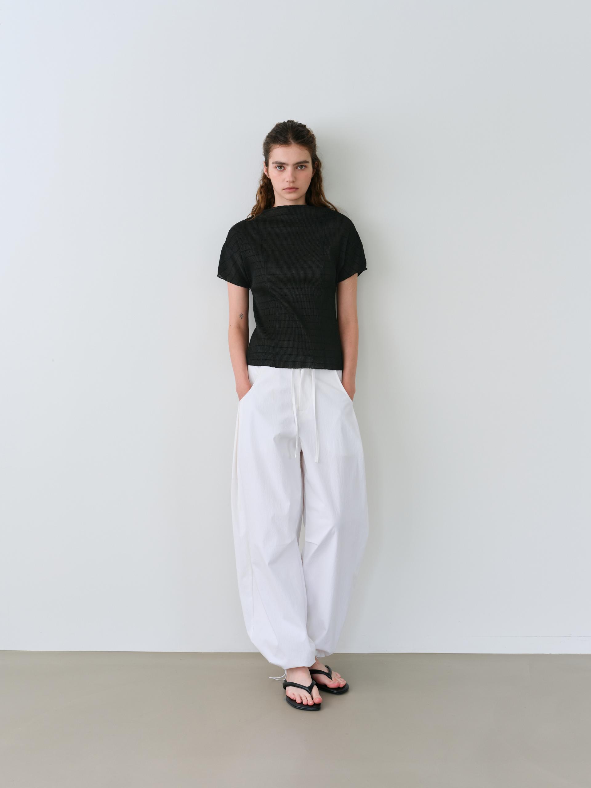 pleats seam half blouse (black)