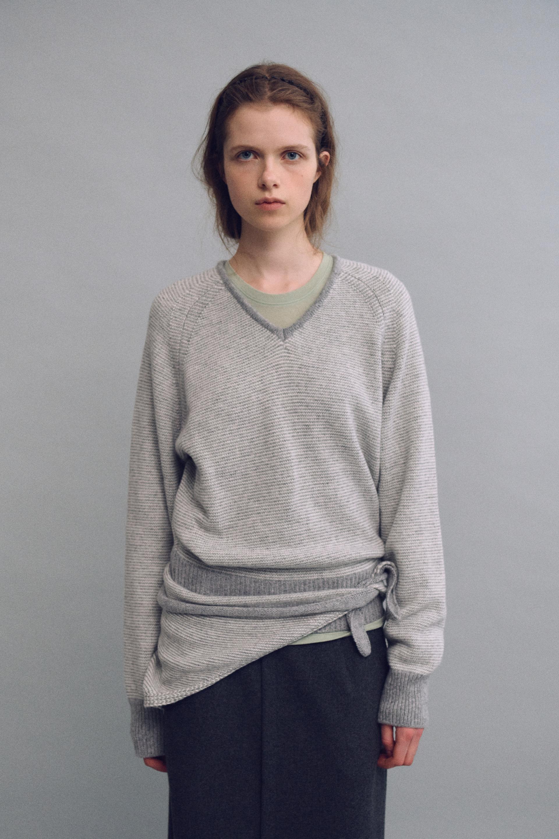 pipe v-neck knit (stripe light grey)