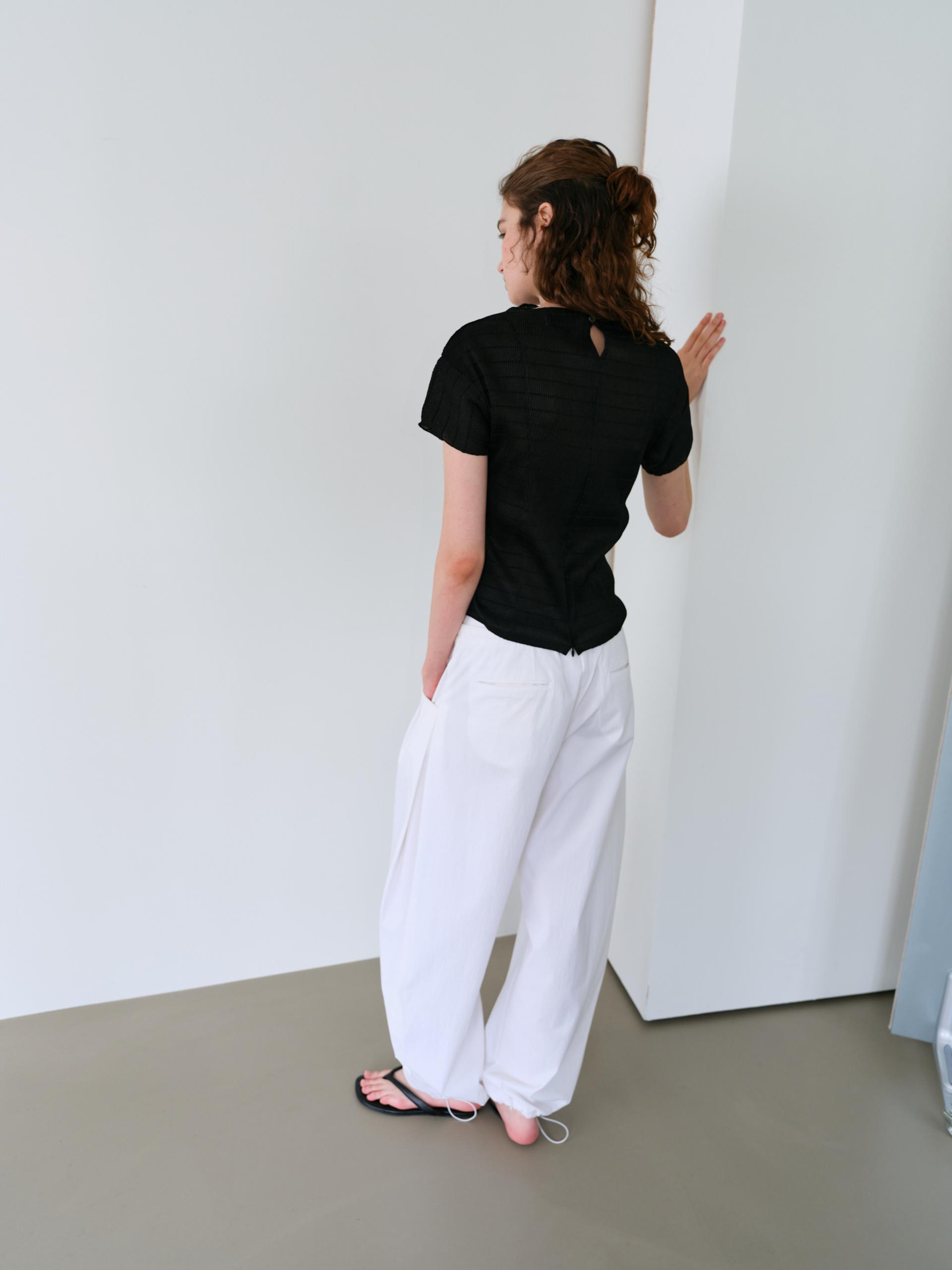 pleats seam half blouse (black)