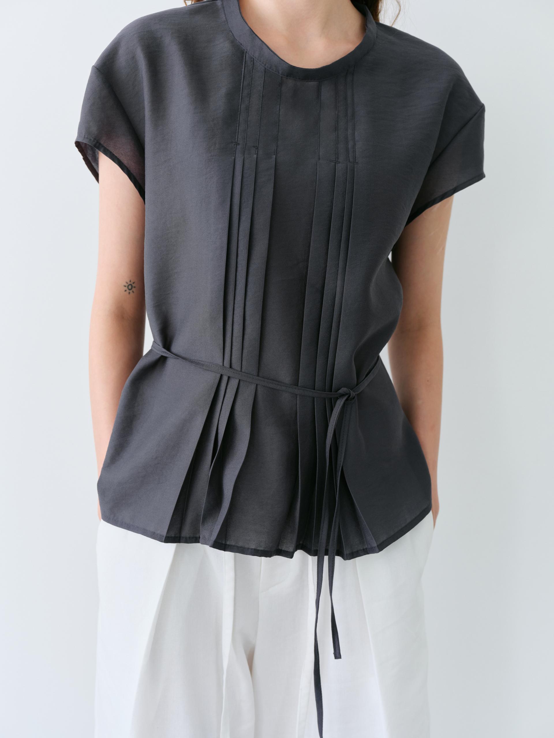 [2차 재입고] veil pleats blouse (charcoal)