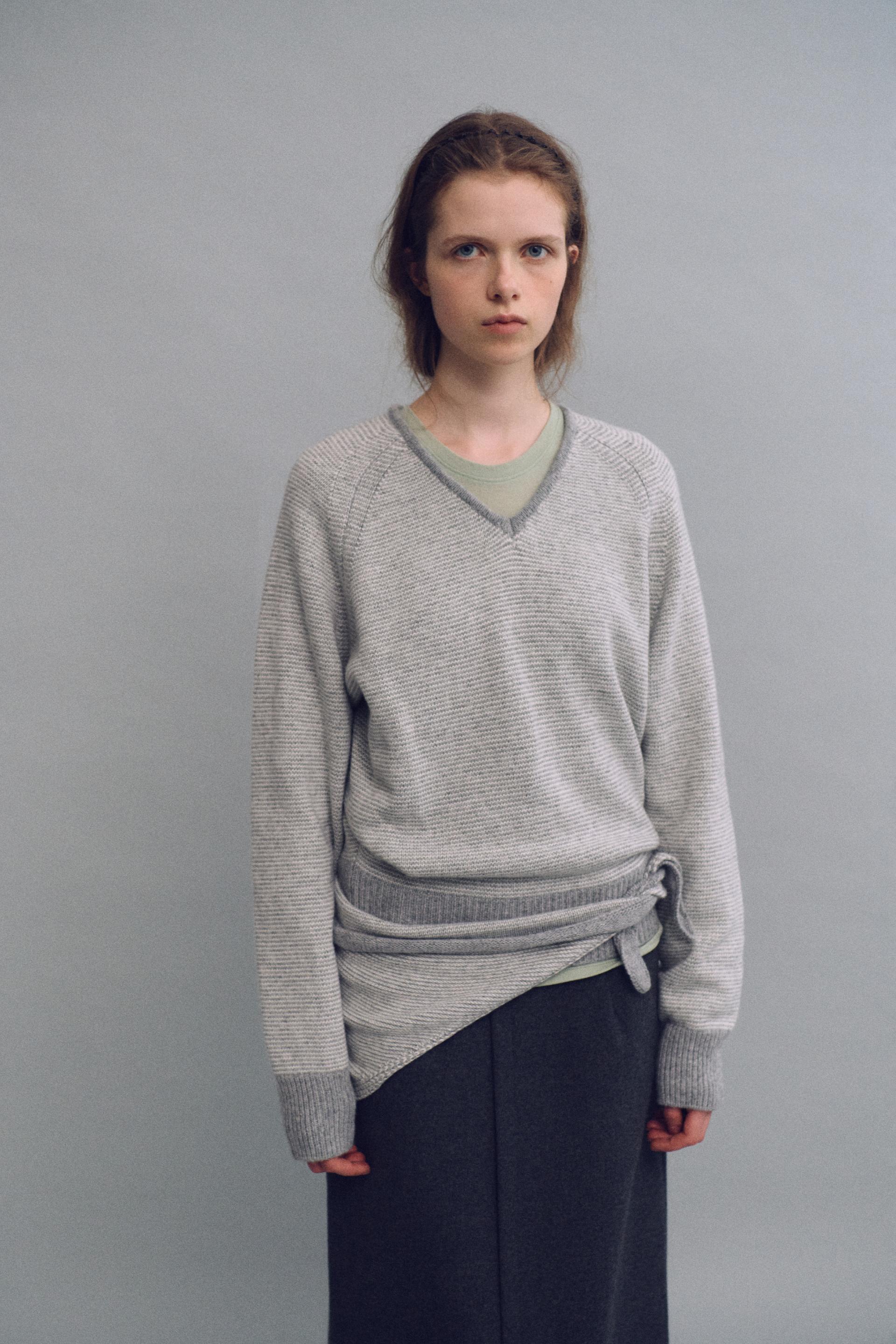pipe v-neck knit (stripe light grey)