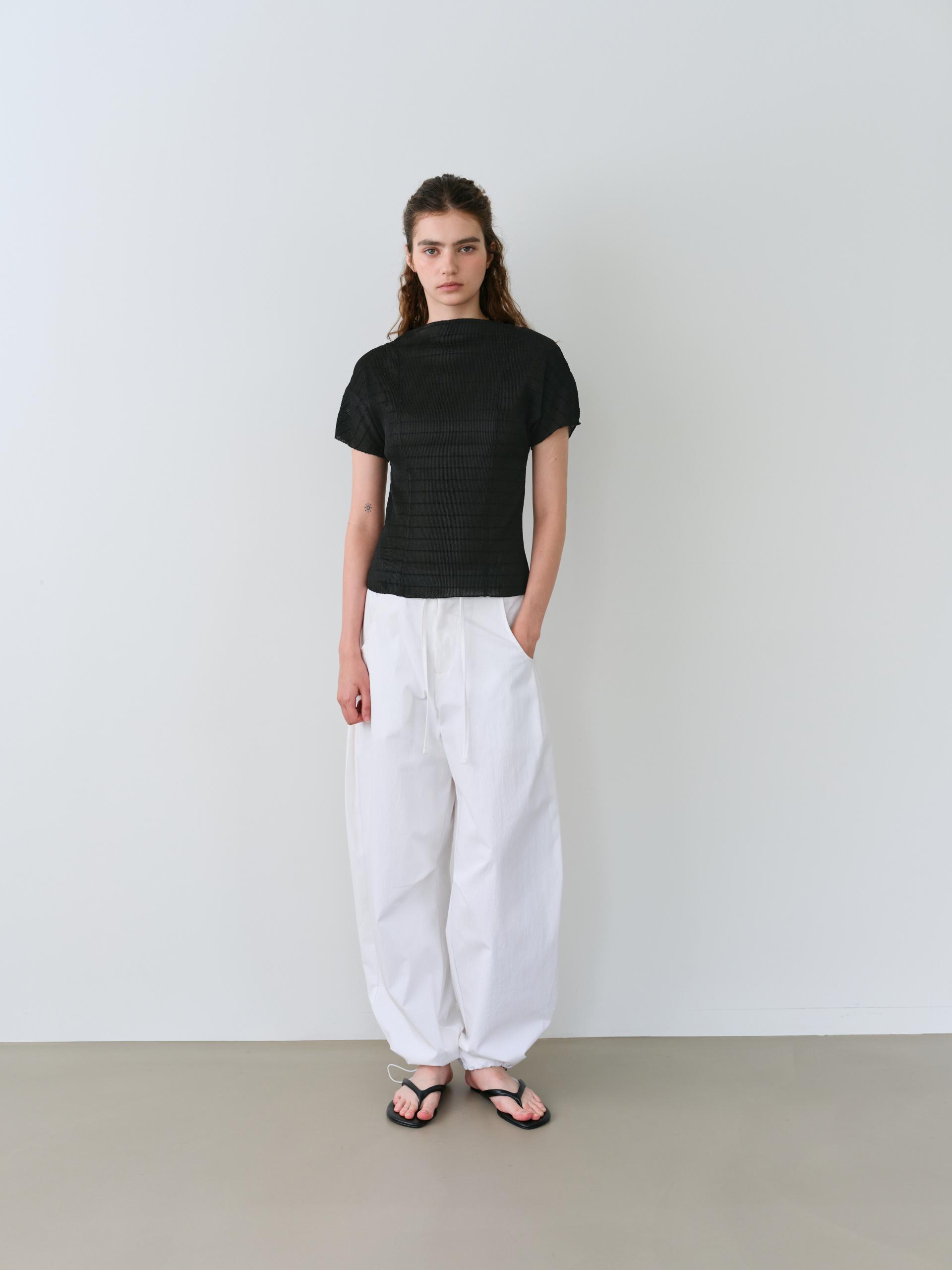 pleats seam half blouse (black)