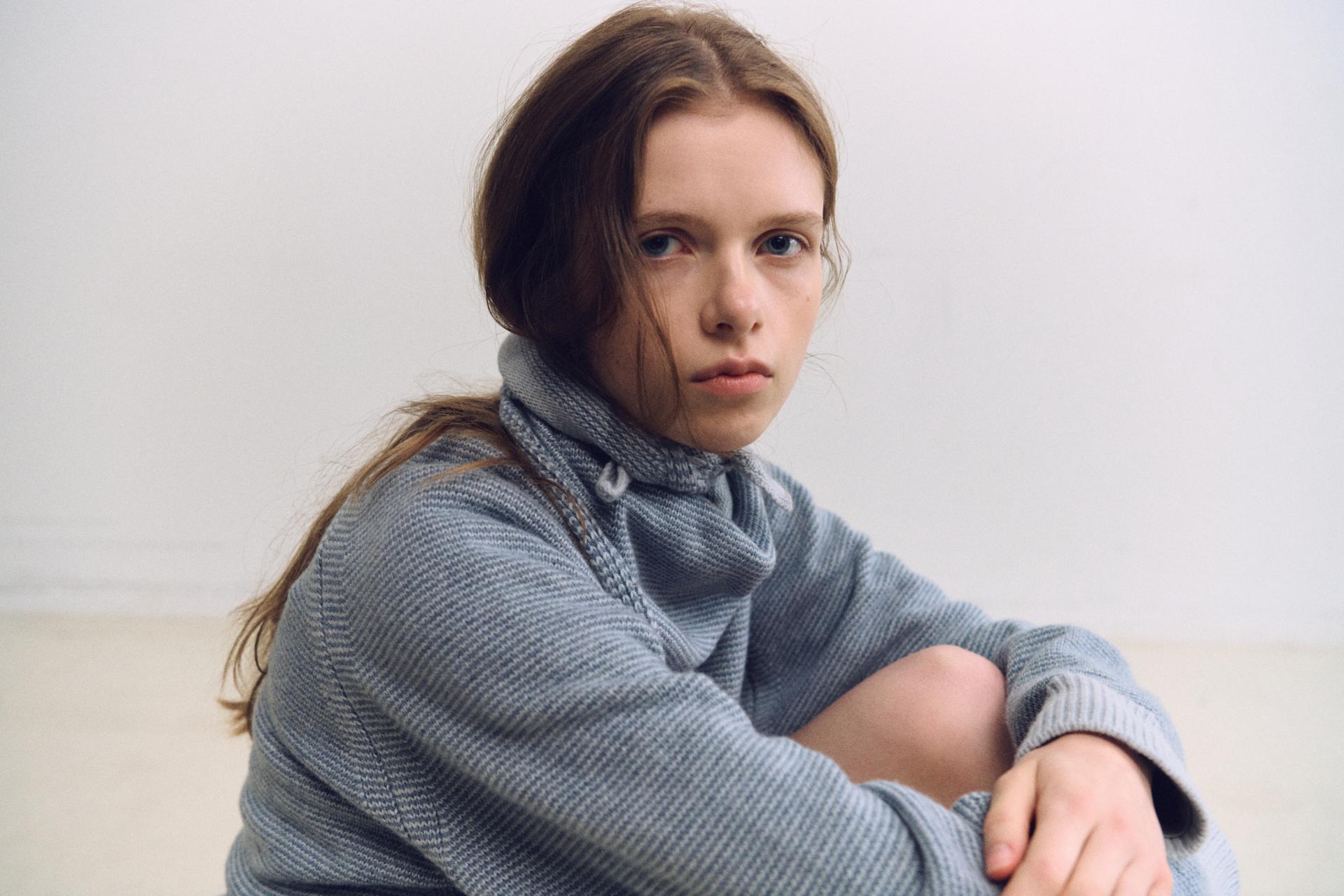 pipe v-neck knit (stripe sky blue)