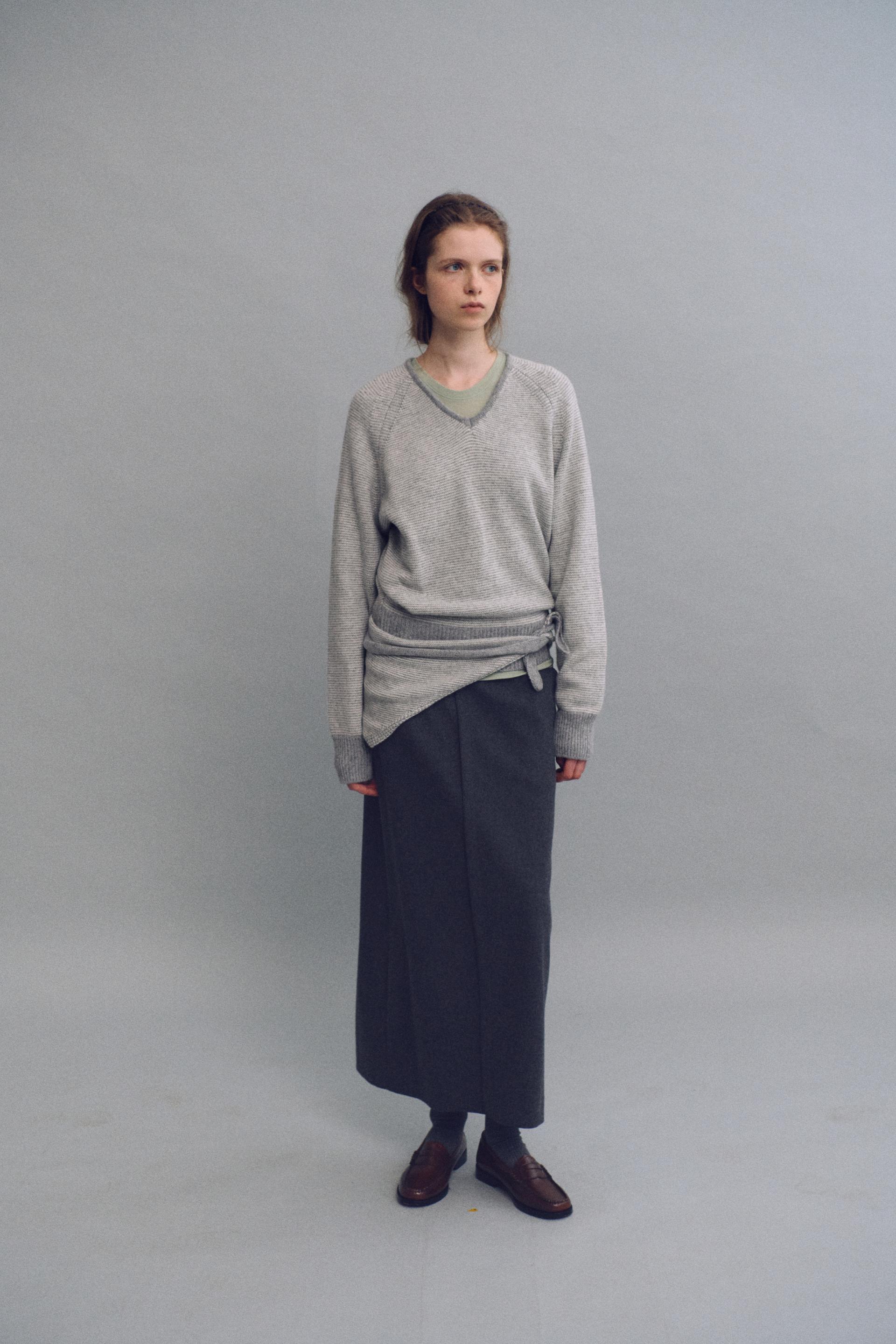 pipe v-neck knit (stripe light grey)