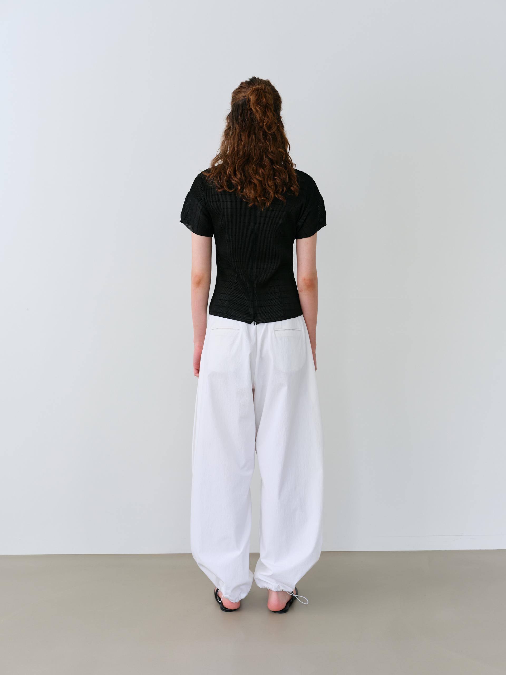 pleats seam half blouse (black)