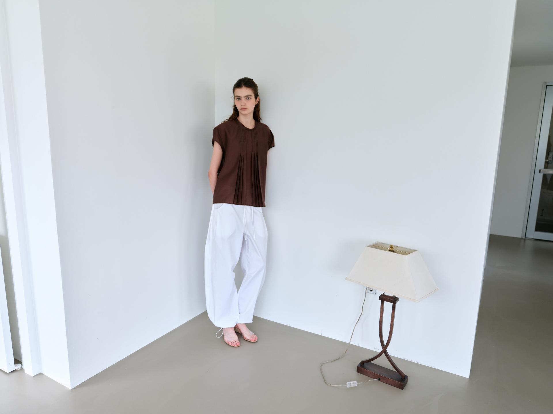 arc tuck pants (ivory)